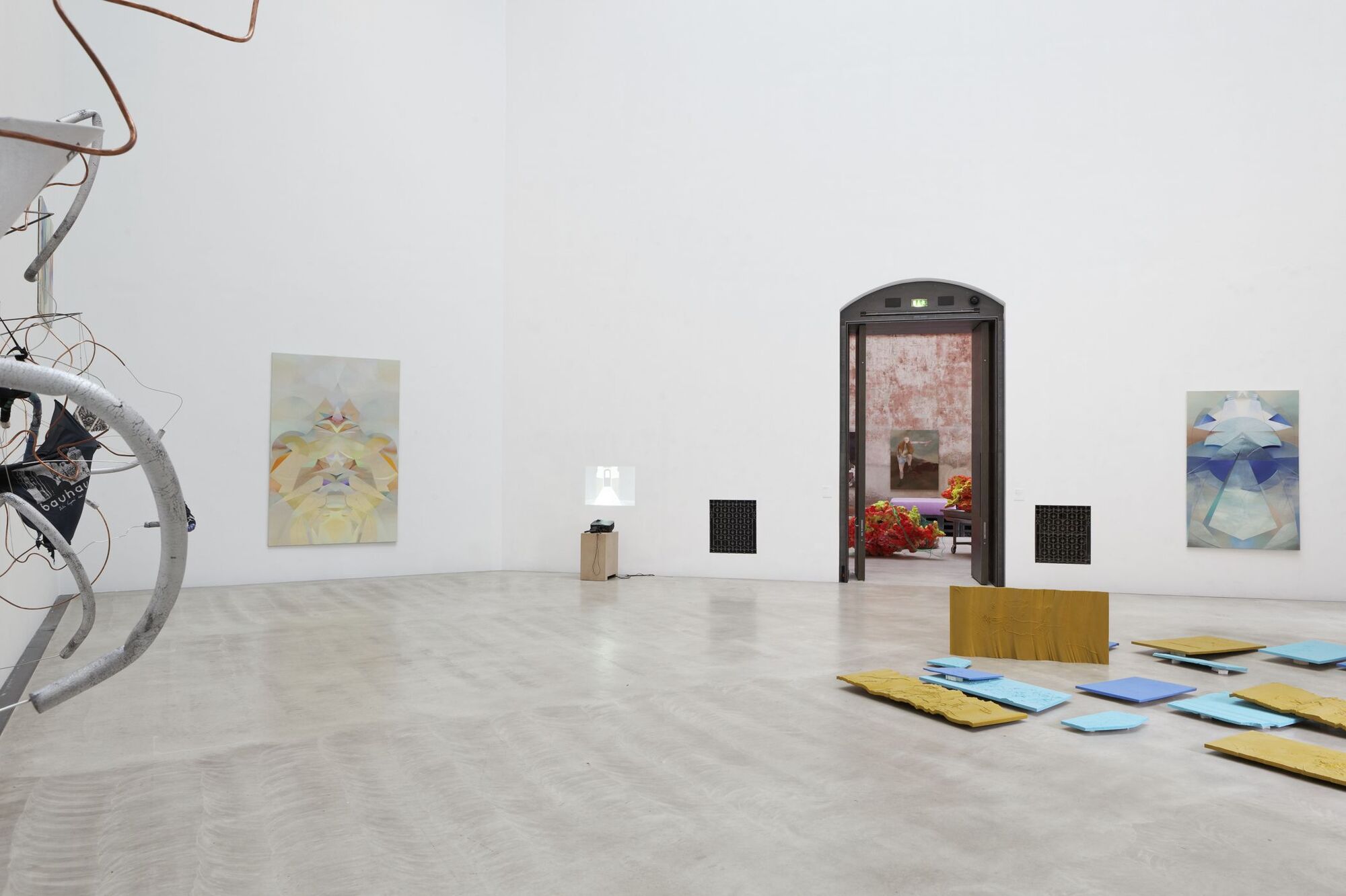 Diplomausstellung im Oktogon der Hochschule. Objekte, Gemälde und Installationen im Raum.