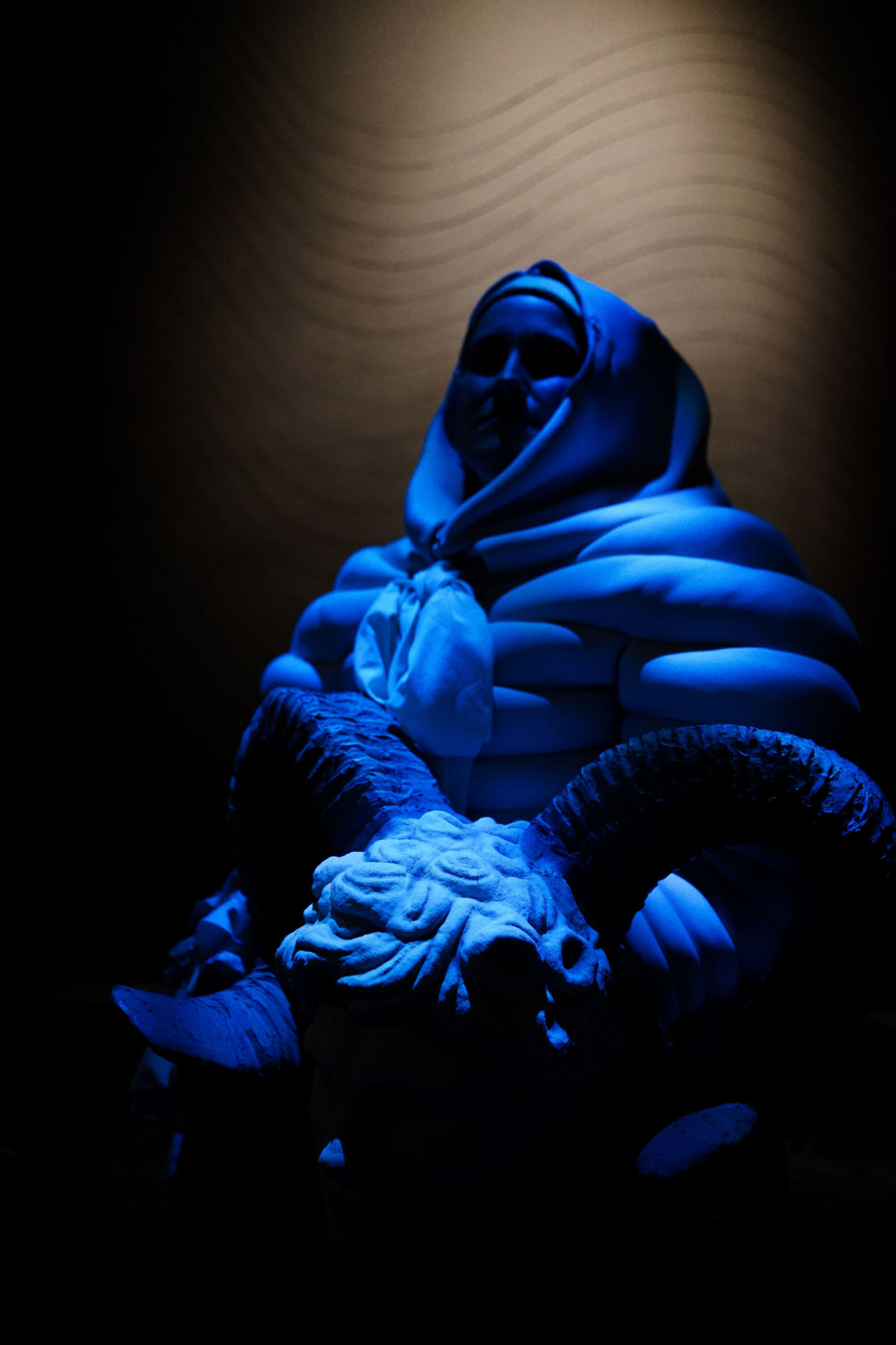 Frau in Kostüm. Blaues Licht.