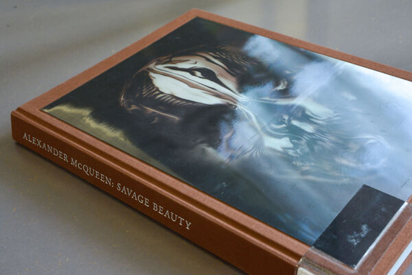 Alexander McQueen. Savage Beauty Cover des Buchs "Alexander McQueen. Savage Beauty"