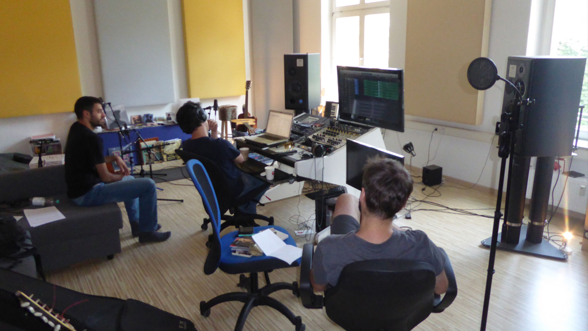 Drei Männer machen Musik im Musikstudio.