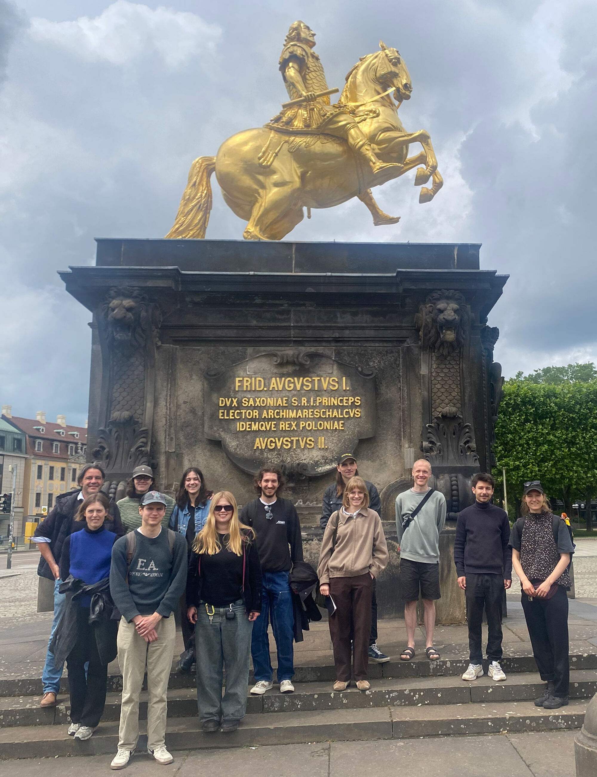 Gruppenfoto vor dem Goldenen Reiter am Dresdner Neumarkt