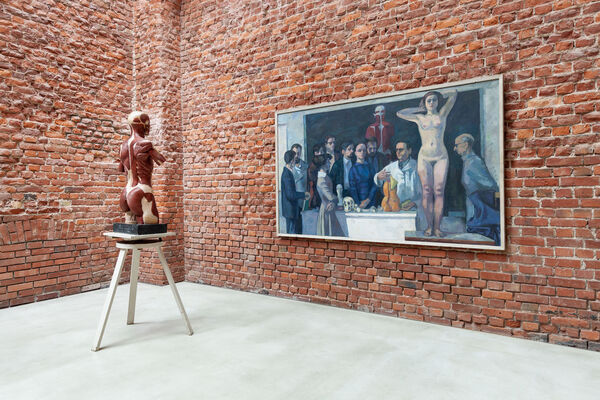 Ausstellung im Oktogon. Gemälde auf der Wand. Muskulatur des menschlichen Oberkörpers.