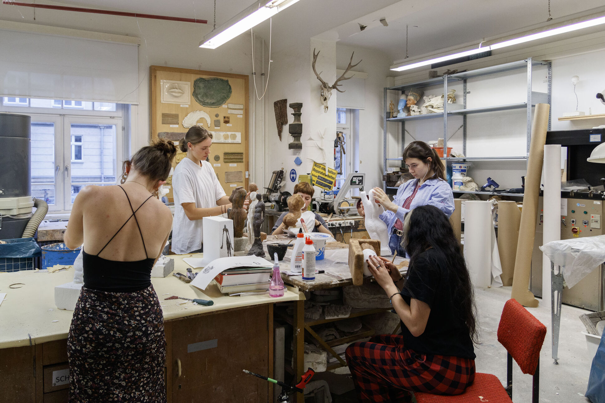 Personen beim D_ART Workshop in einer Werksratt der Fakultät II