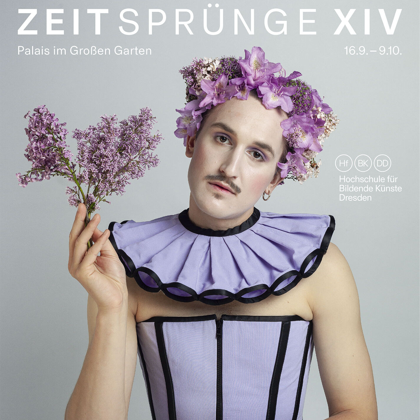 Plakat zur Kostümausstellung Zeitsprünge im Palais im Großen Garten