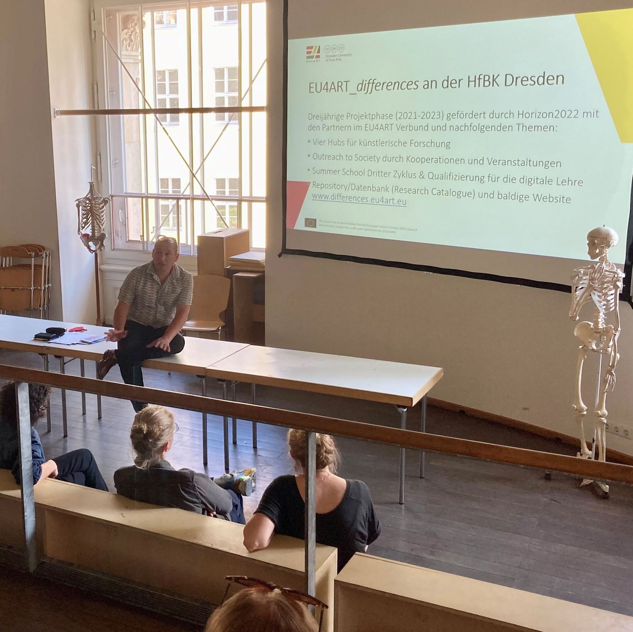 Till A. Baumhauer präsentiert die Idee für den dritten Studienzyklus an der HfBK Dresden