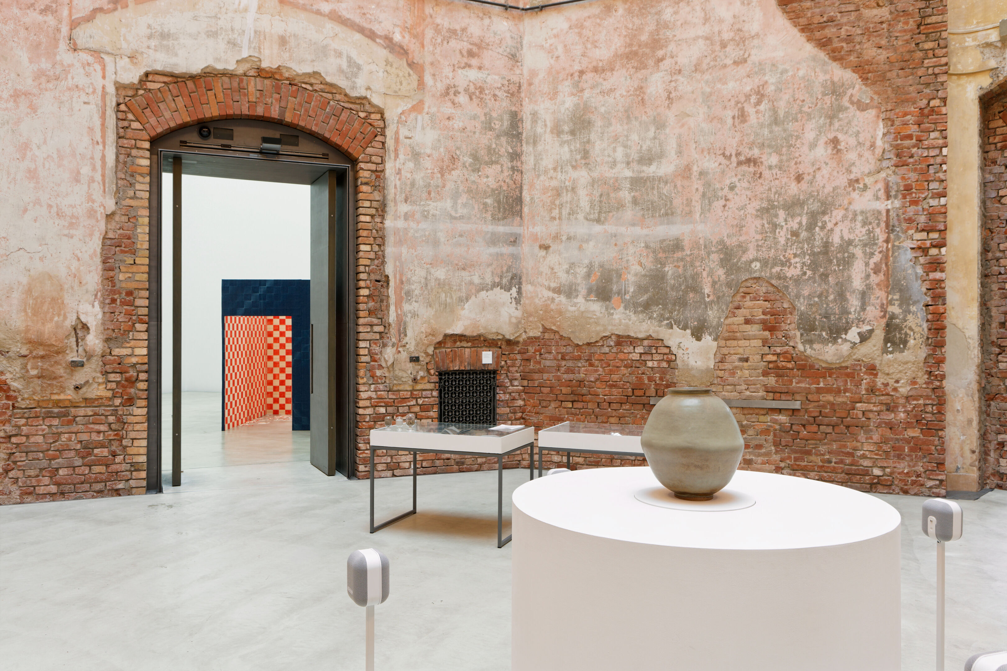 Ausstellungsansicht Diplome 2023, Oktogon mit der Arbeit Moon Jar Project von Yeonwoo Chang