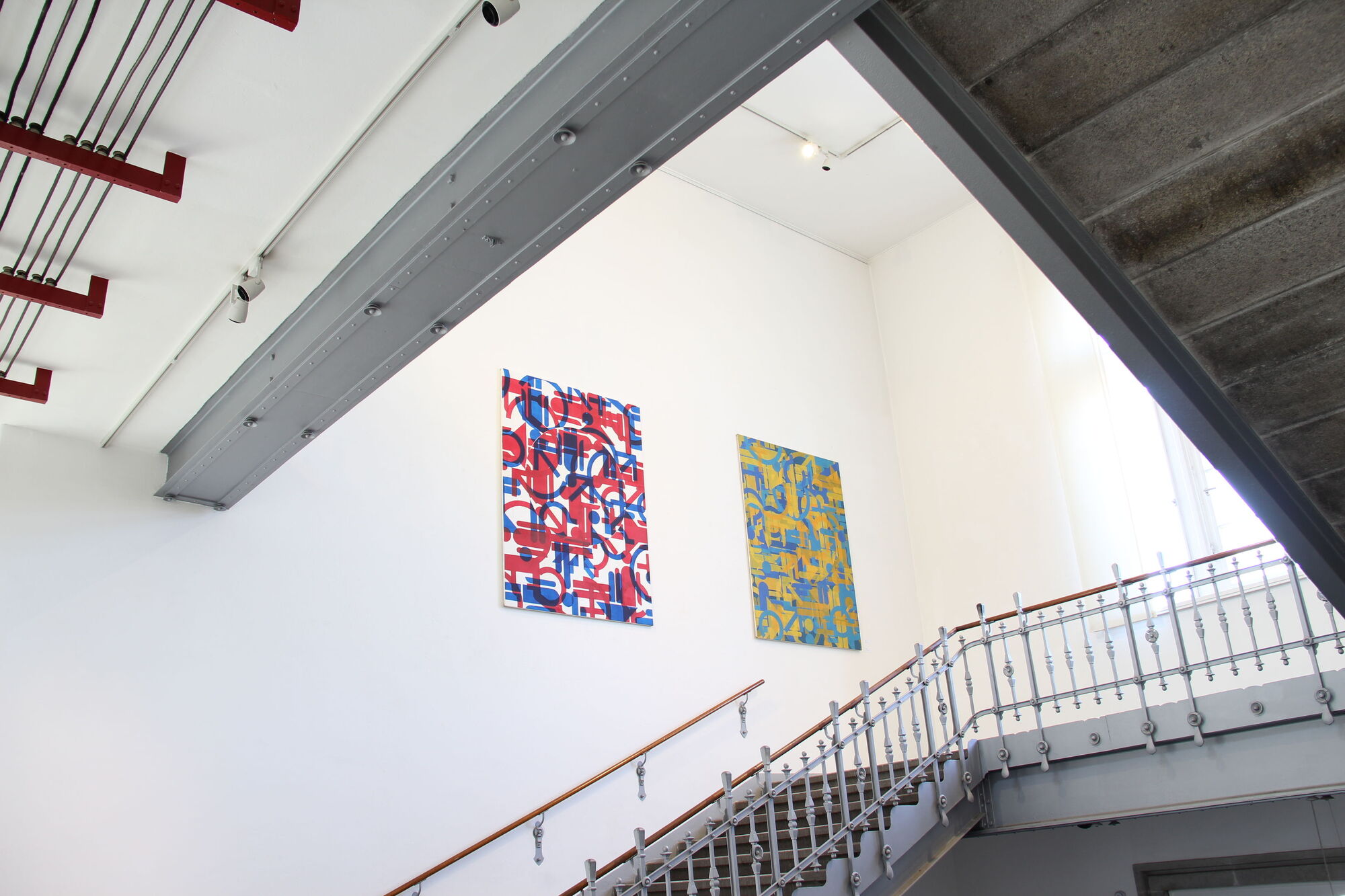 Ausstellung der Künstlergruppe 2K17. Zwei Bilder an der Wand.