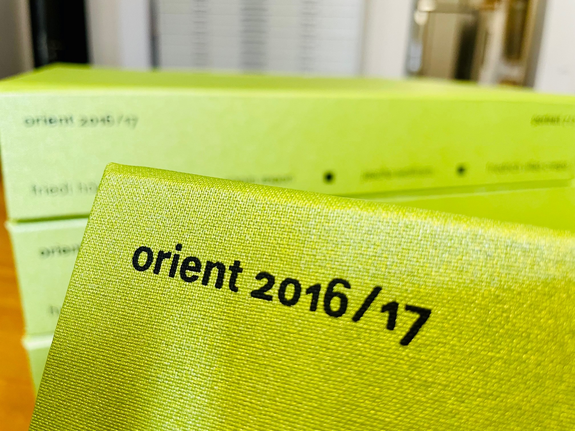 [Translate to Englisch:] Nahaufnahme einer Grafikmappe mit Beschriftung "Orient 2016/17"