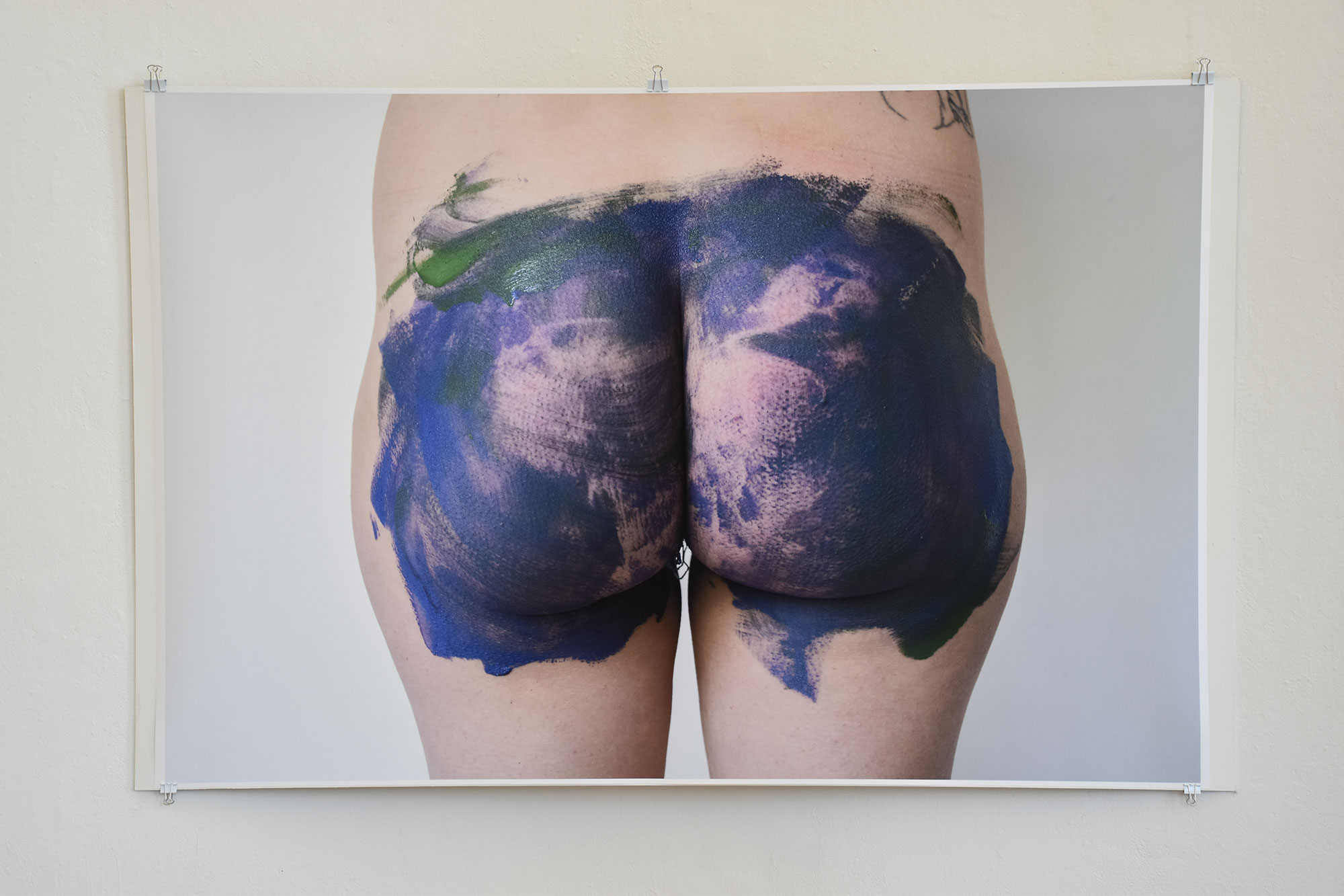 Detail des mit dem Preis des Freundeskreises ausgezeichneten Diploms von Angelina Seibert. Zu sehen ist eine großformatige Fotografie eines blauen Hinterns.