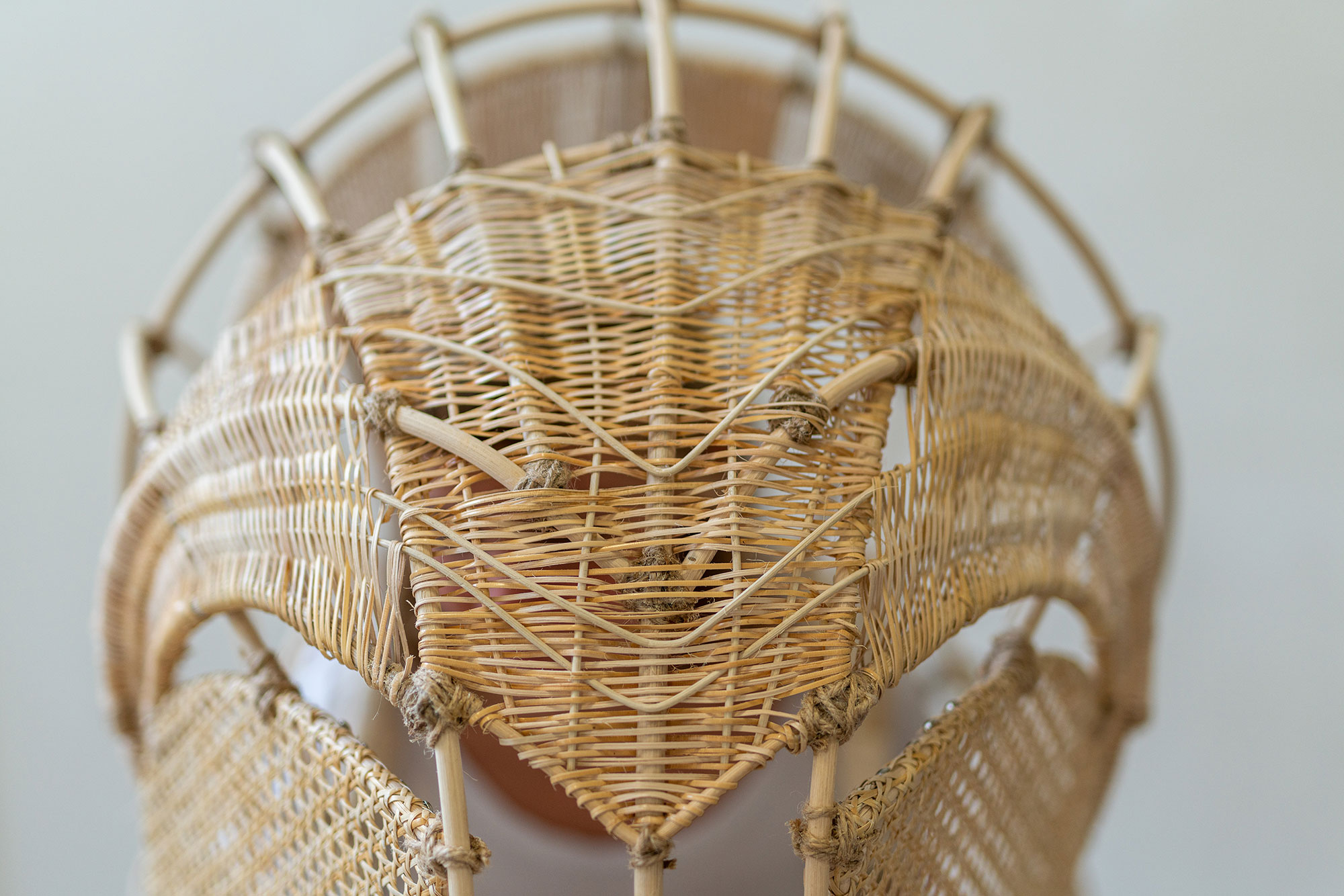 Nahaufnahme einer Maske aus Korbgeflecht