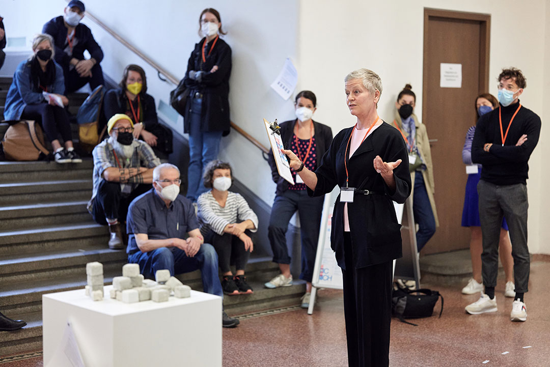 Präsentation der Ausstellung "fragil" des Studiengangs KunstTherapie im Treppenhaus der Güntzstraße.