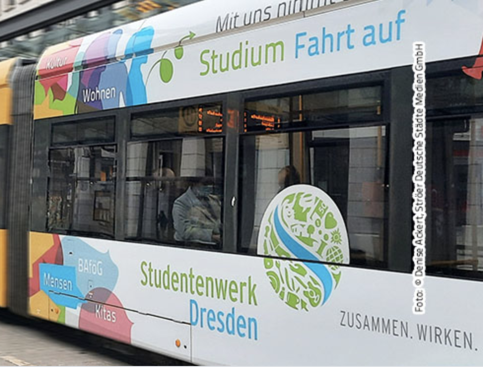 Straßenbahn mit Beschriftung des Studentenwerks Dresden