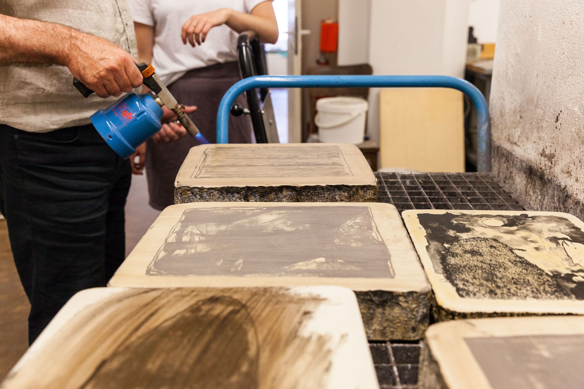 Lithografiesteine. Student beim Arbeiten.