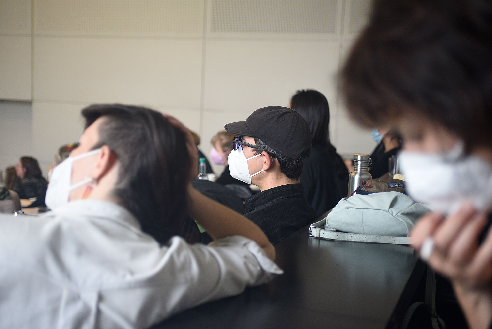 Besucher:innen der Tagung im Hörsaal der HfBK