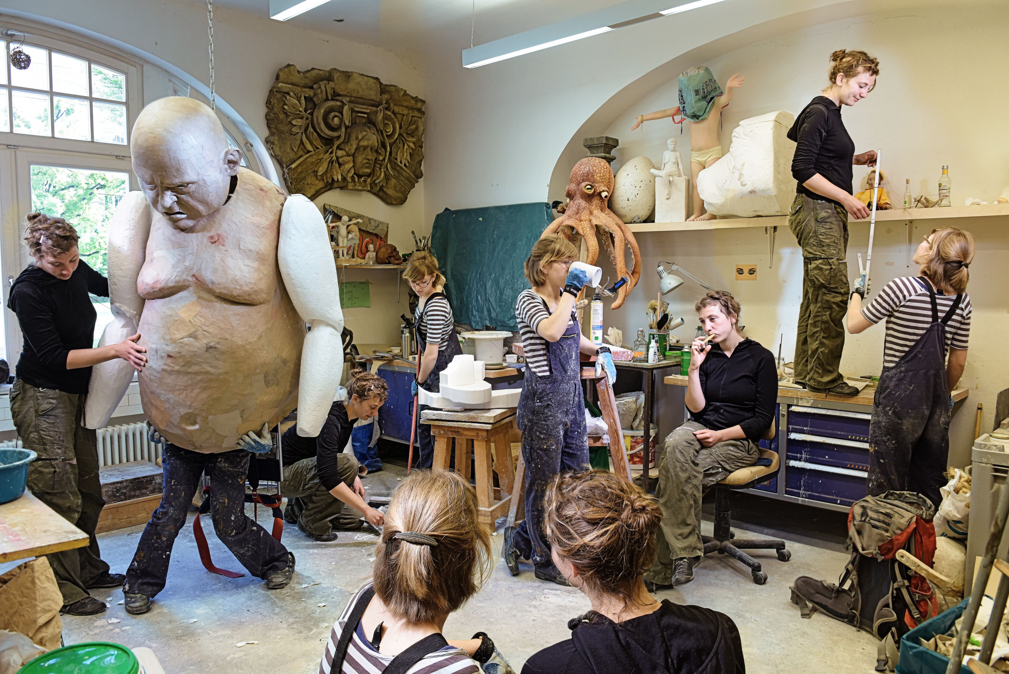Studio des Studienganges Theaterausstattung. Studenten beim Schaffen der Kostüme.