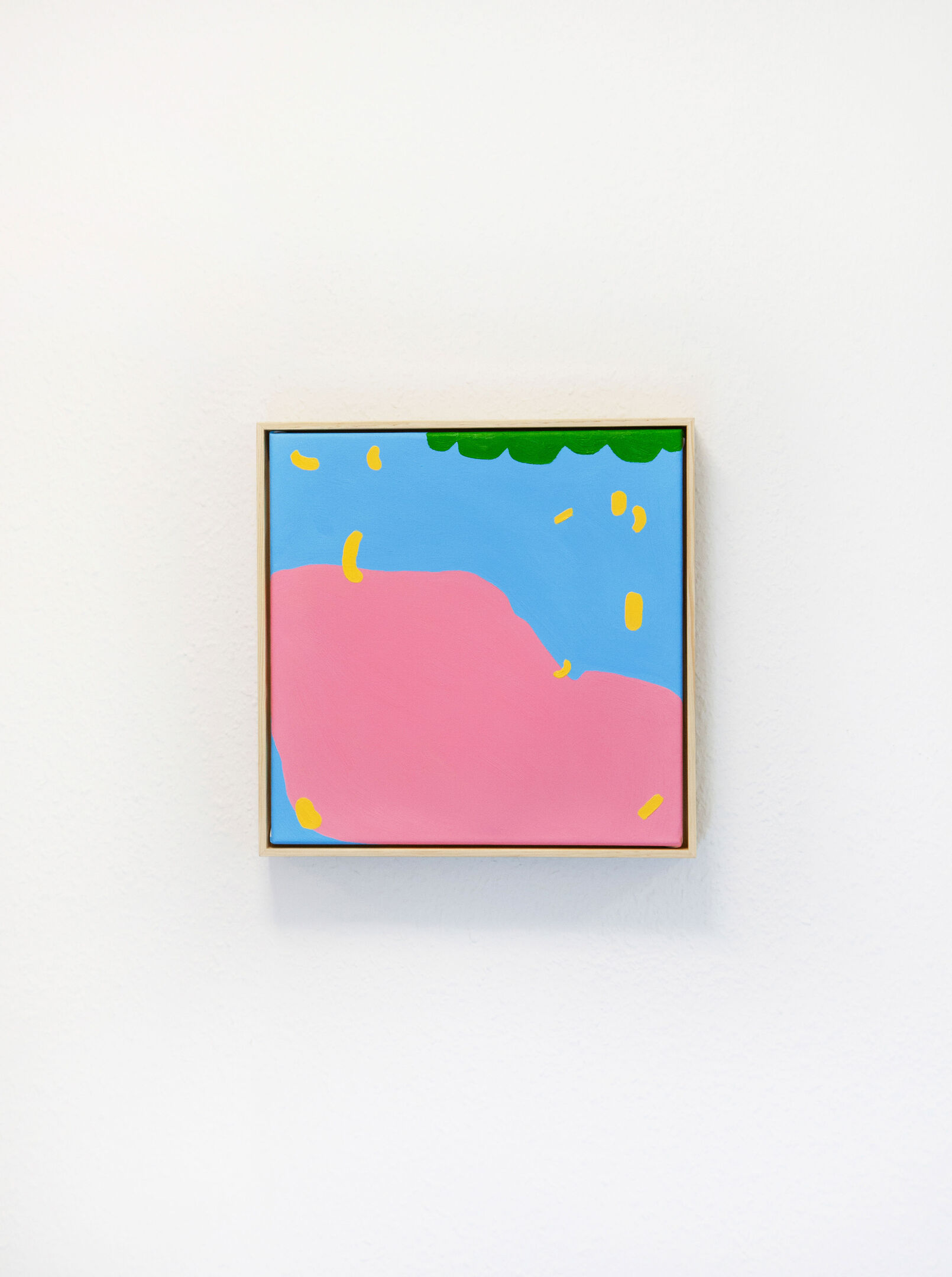 Pink und hellblaue, nahezu quadratische Malerei an Wand