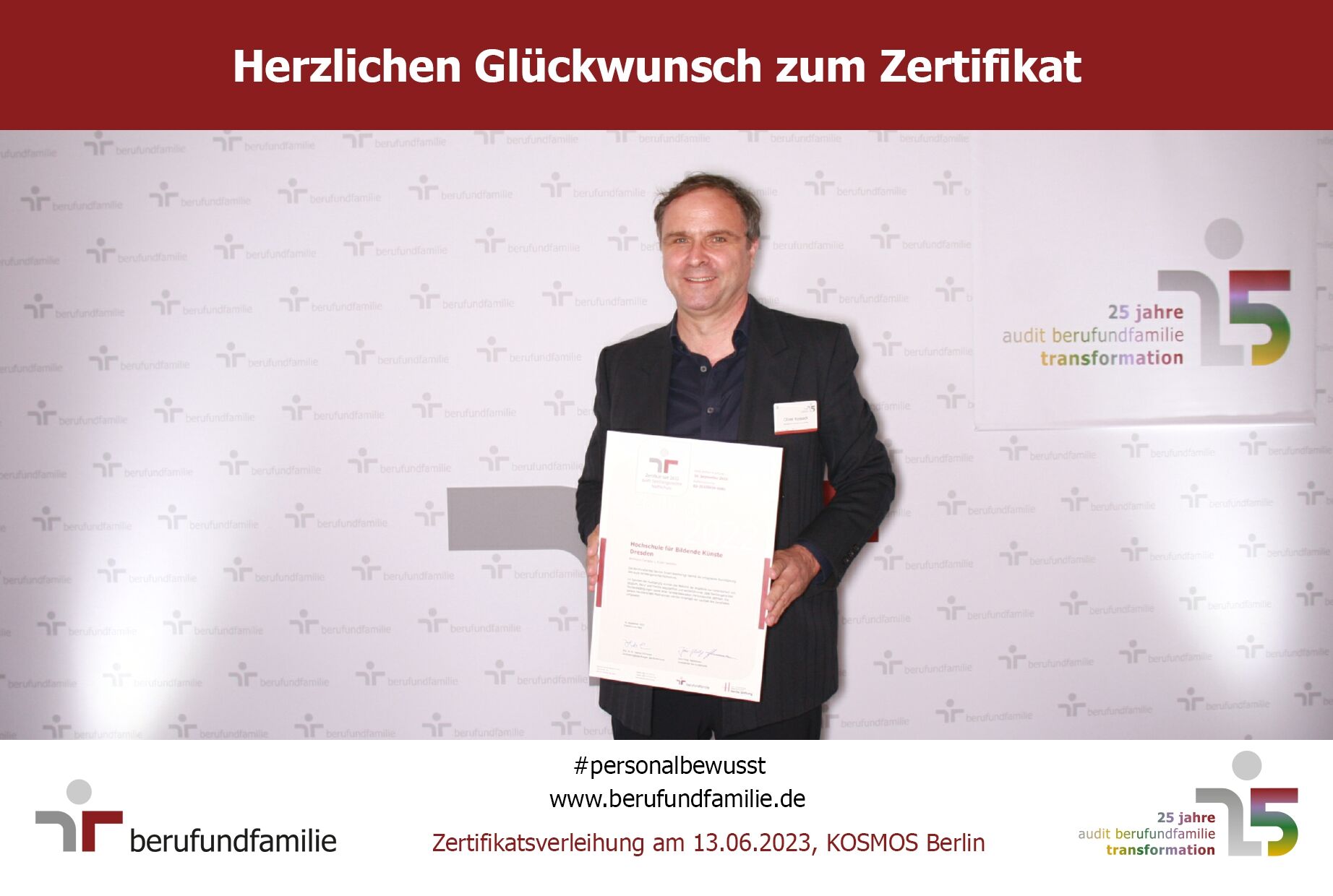 Der Rektor der HfBK Dresden, Oliver Kossack, mit der Urkunde über die Auszeichnung zur Verbesserung der familiengerechten Arbeitsbedingungen.