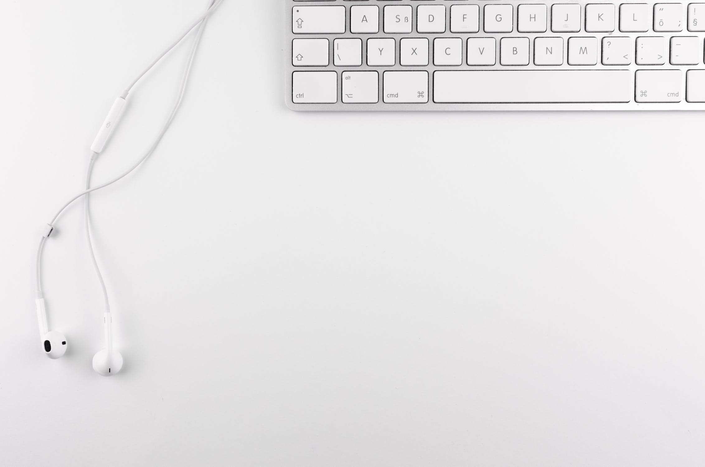 Tastatur und Kopfhörer.