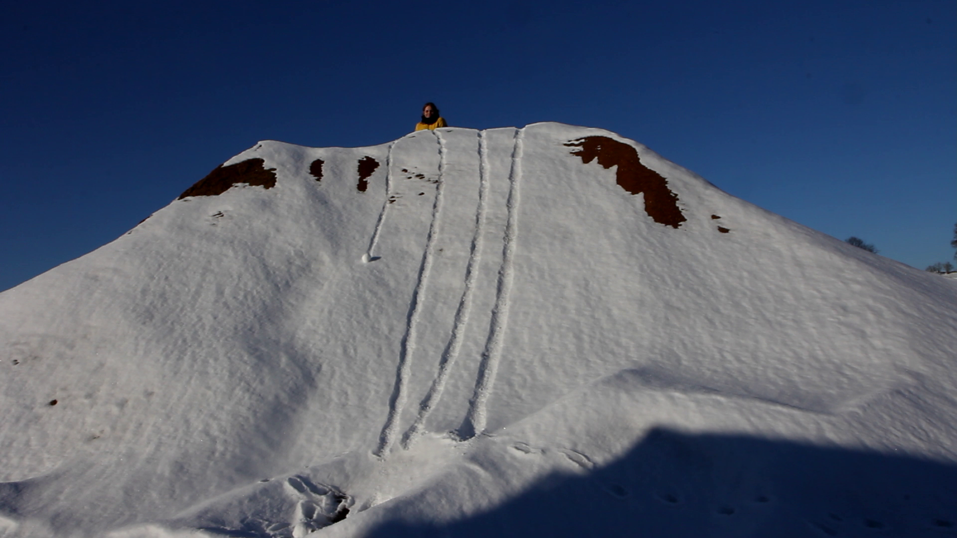Frau hinter schneebedenktem Berg