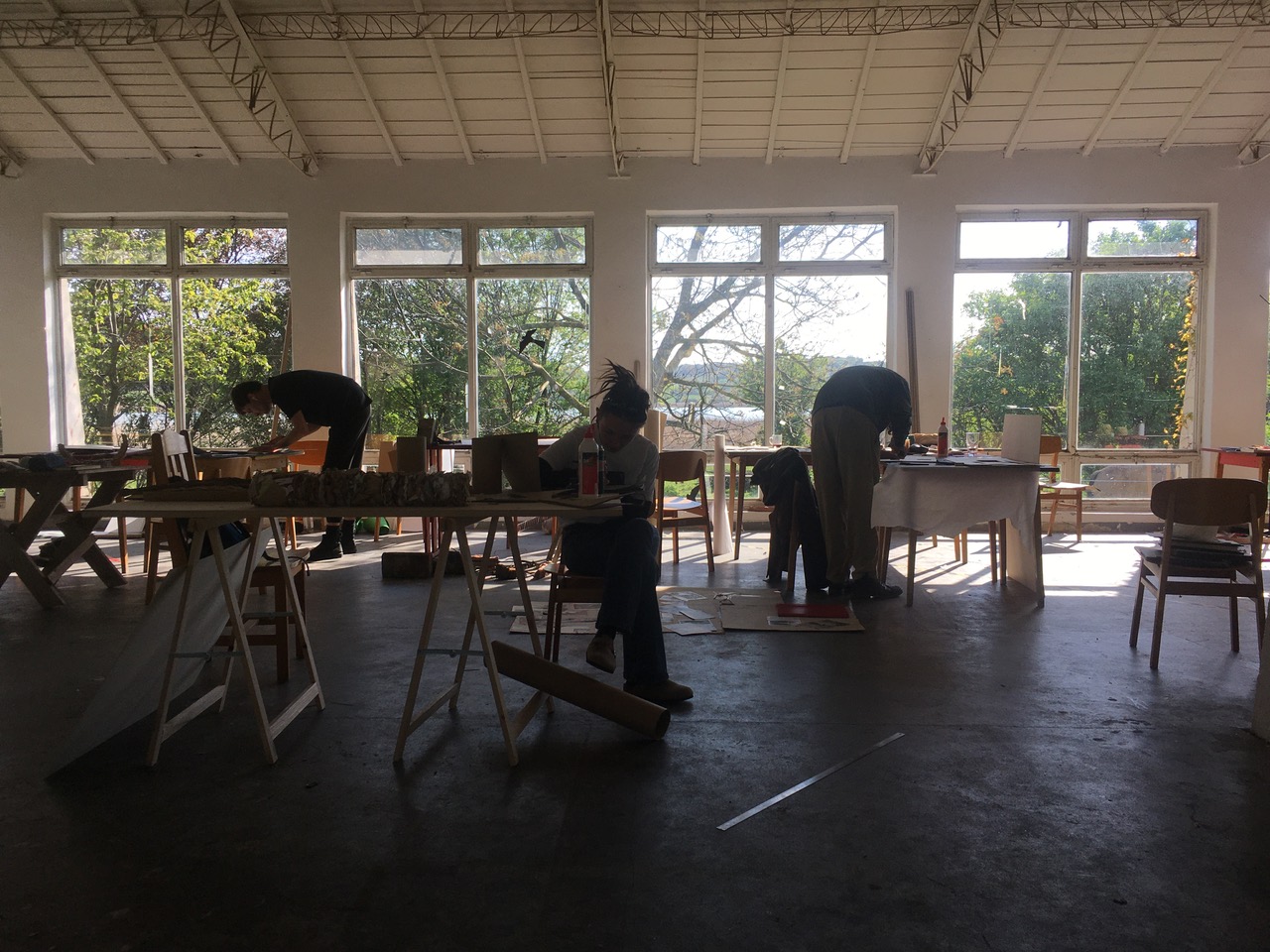 [Translate to Englisch:] Atelier mit Arbeitspläzten und großen Fenstern