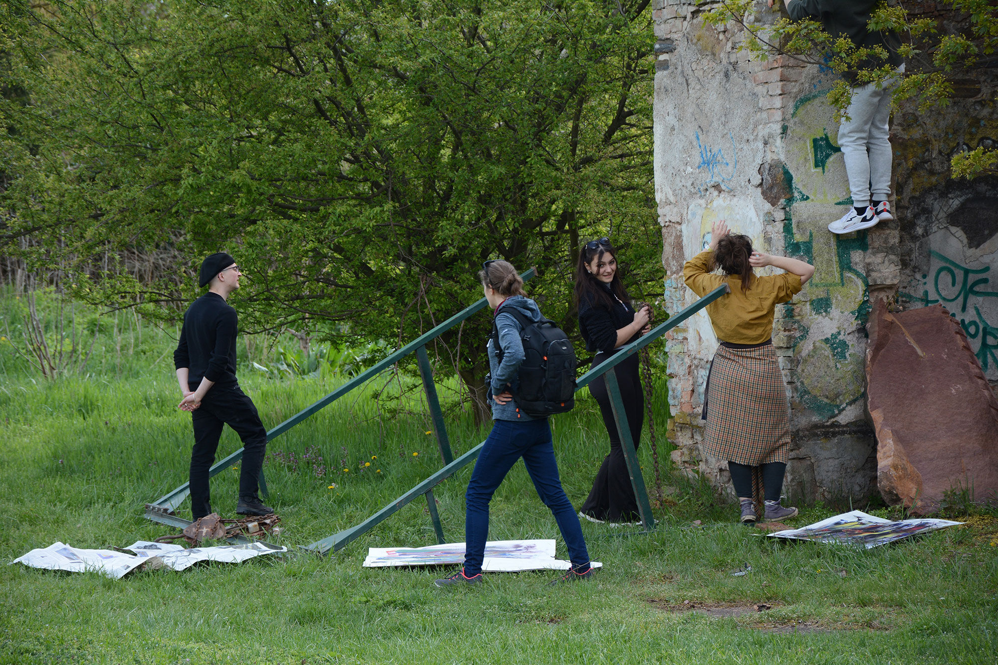 [Translate to Englisch:] Studierende auf einer Wiese neben einer Ruine