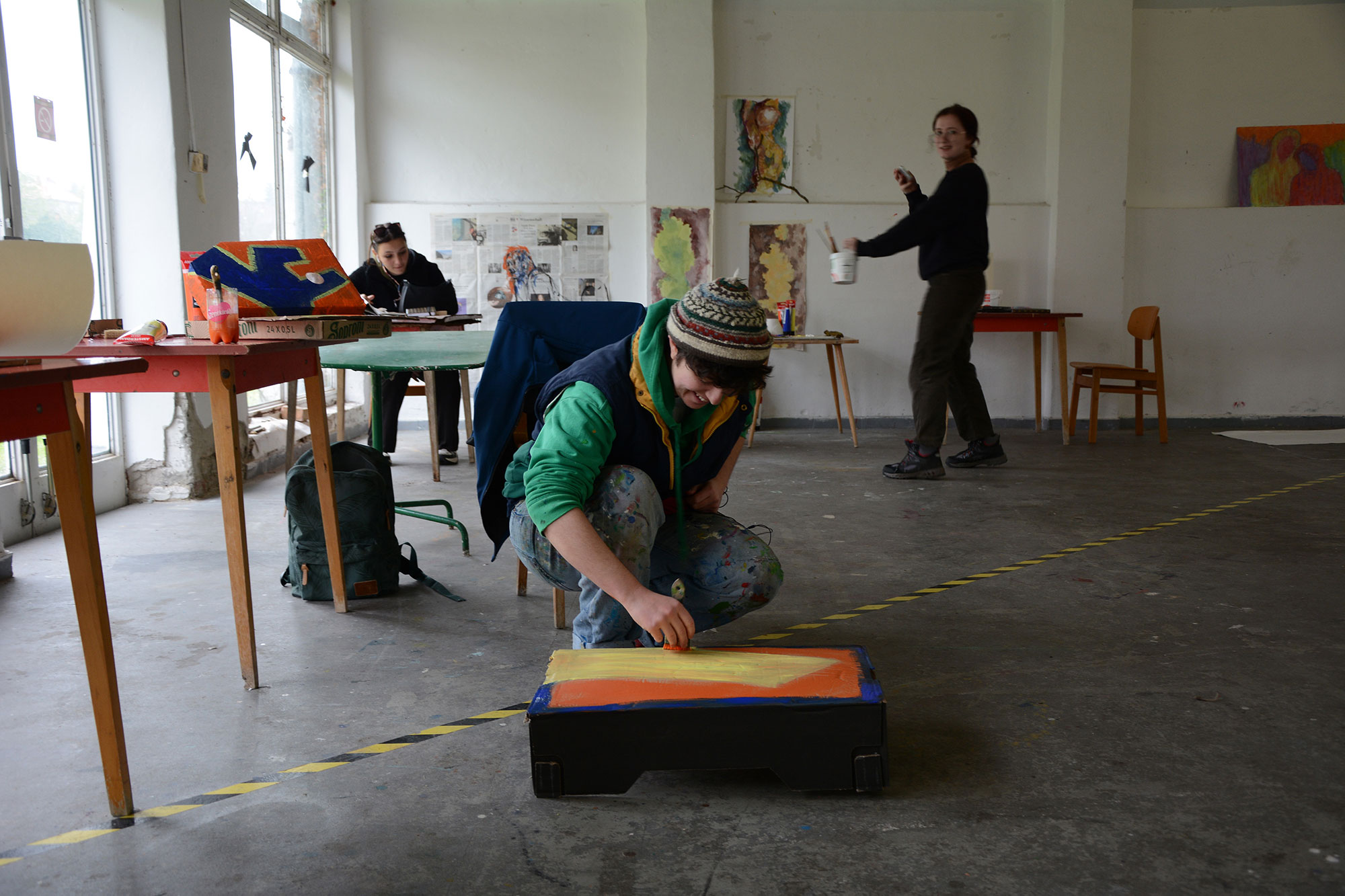 [Translate to Englisch:] Studierende arbeiten in einem Atelier