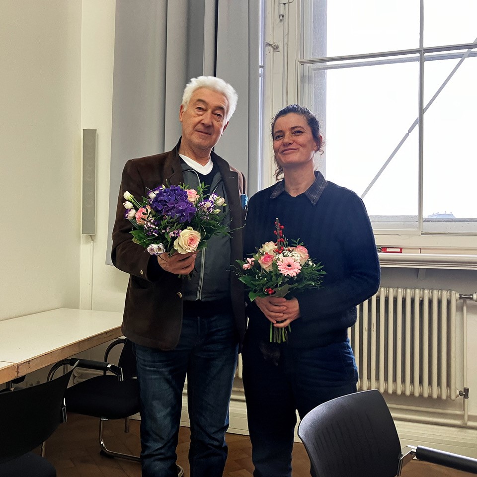 Christian Sery und Helen Verhoeven mit Blumensträußen in der Hand nach der Wahl ins Dekanat