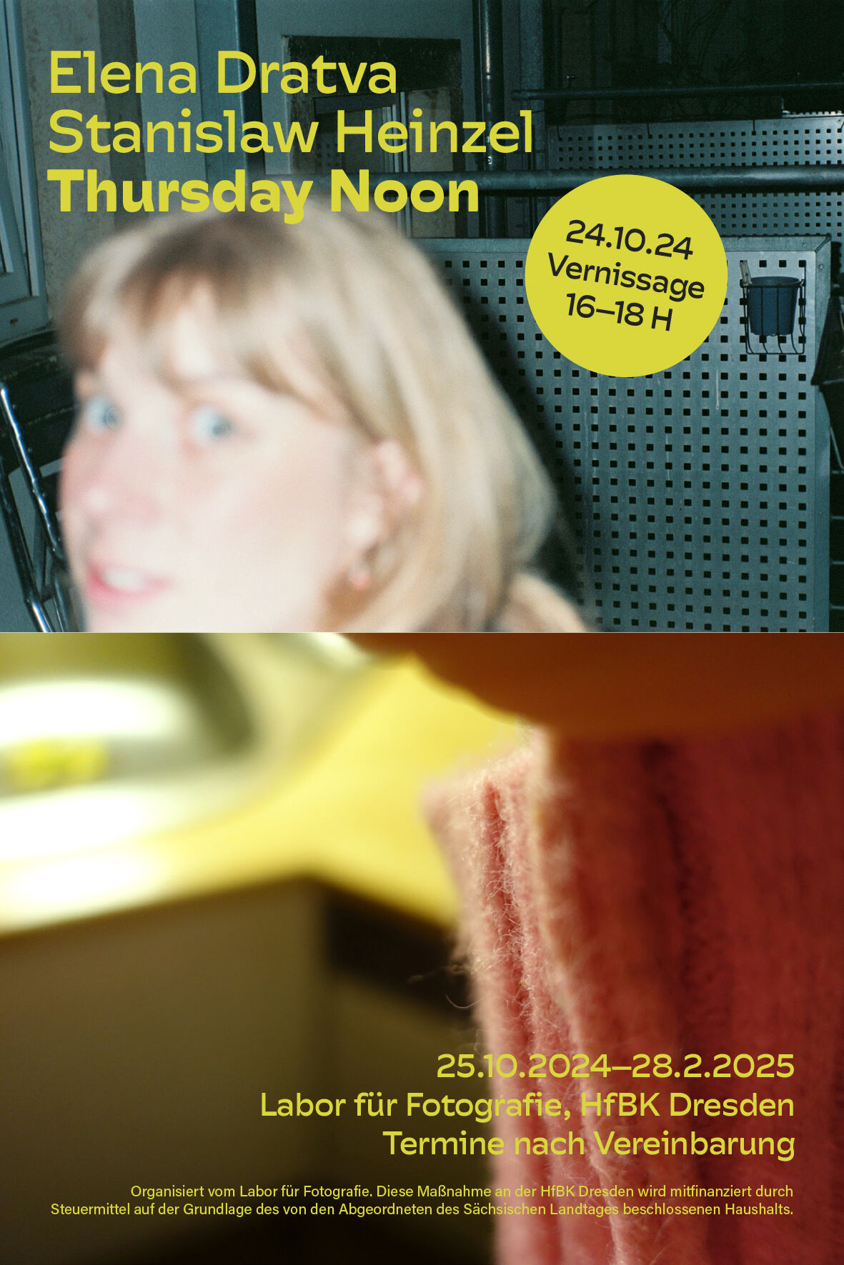 Plakat für Ausstellung, verschwommenes, angeblitztes Portrait einer blonden Person