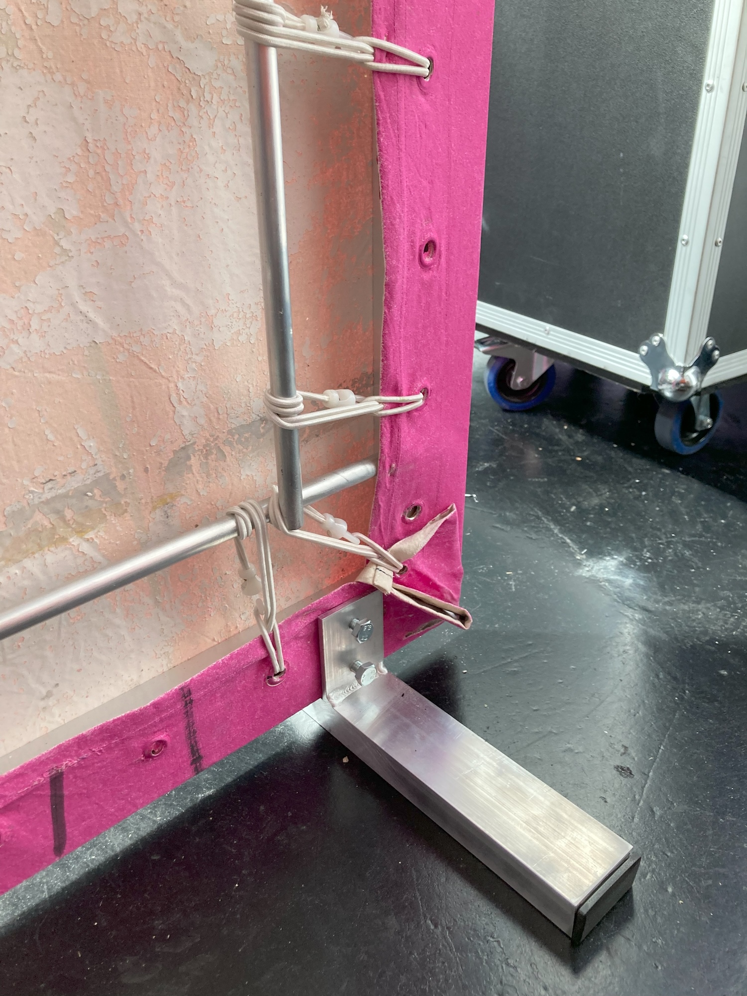 Detail der Rückseite eines Spannsystems mit speziellen Gummis