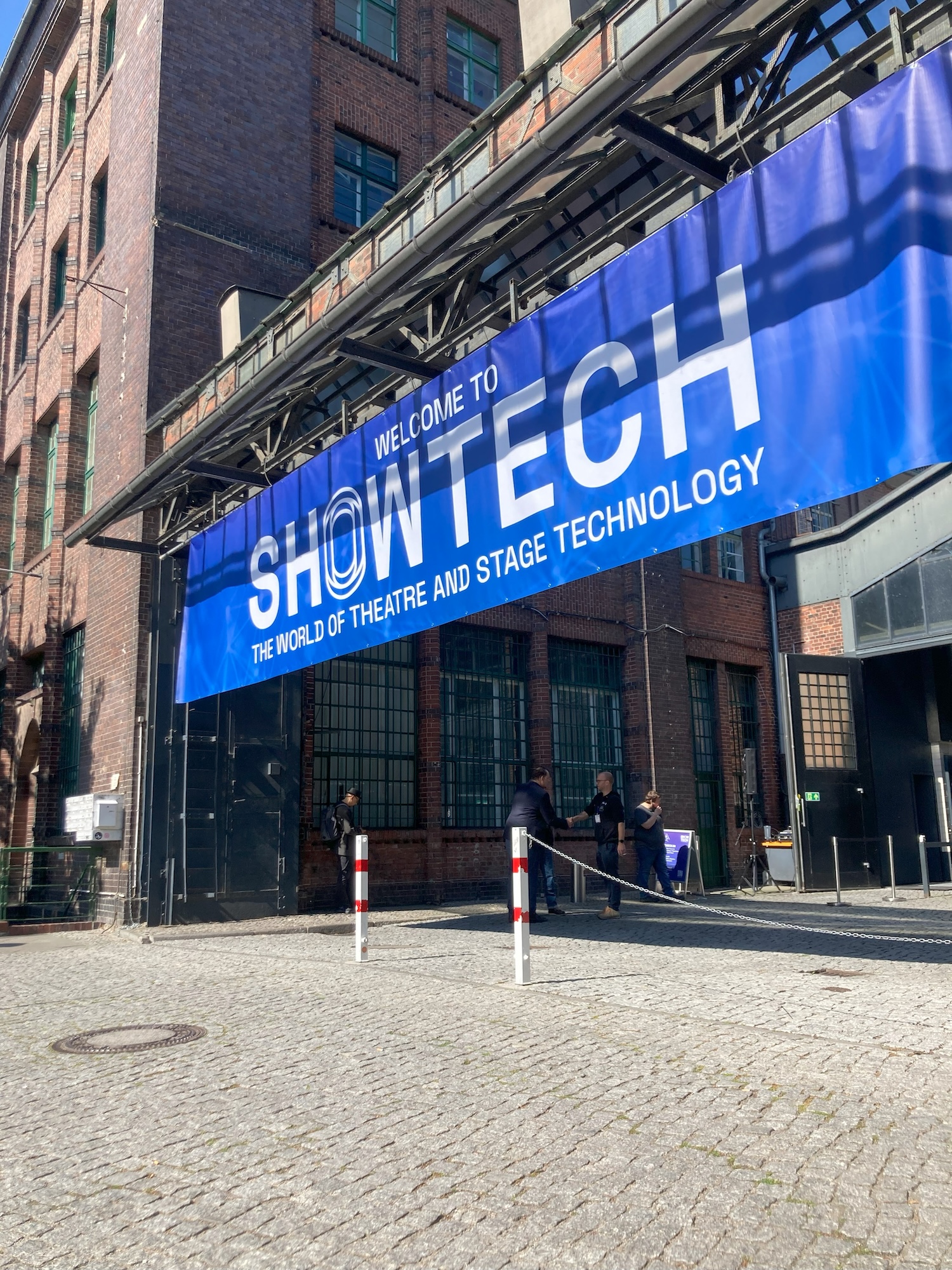 Eingang der Messe Showtech mit großem Banner