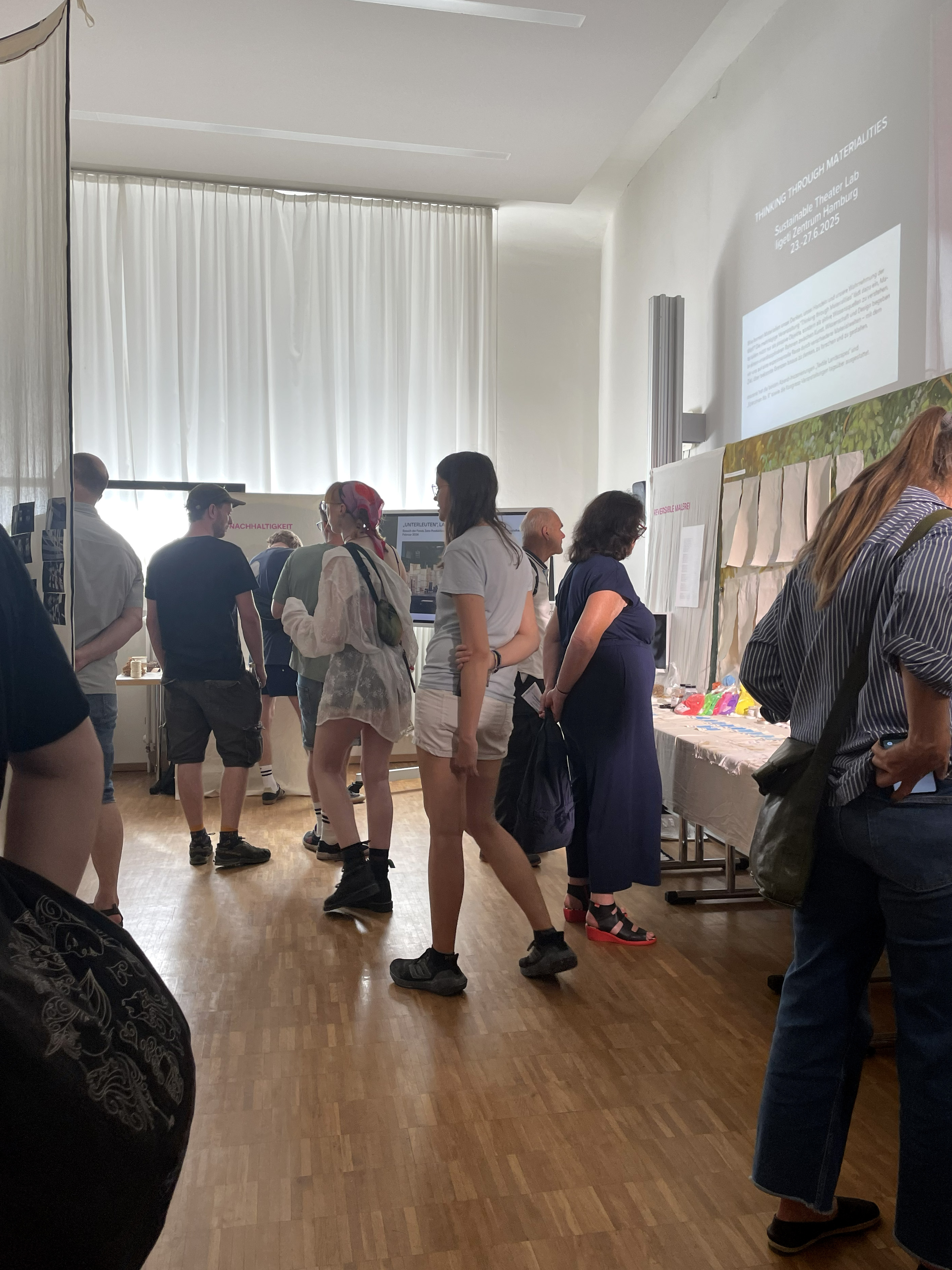 Gut besuchter Ausstellungsraum