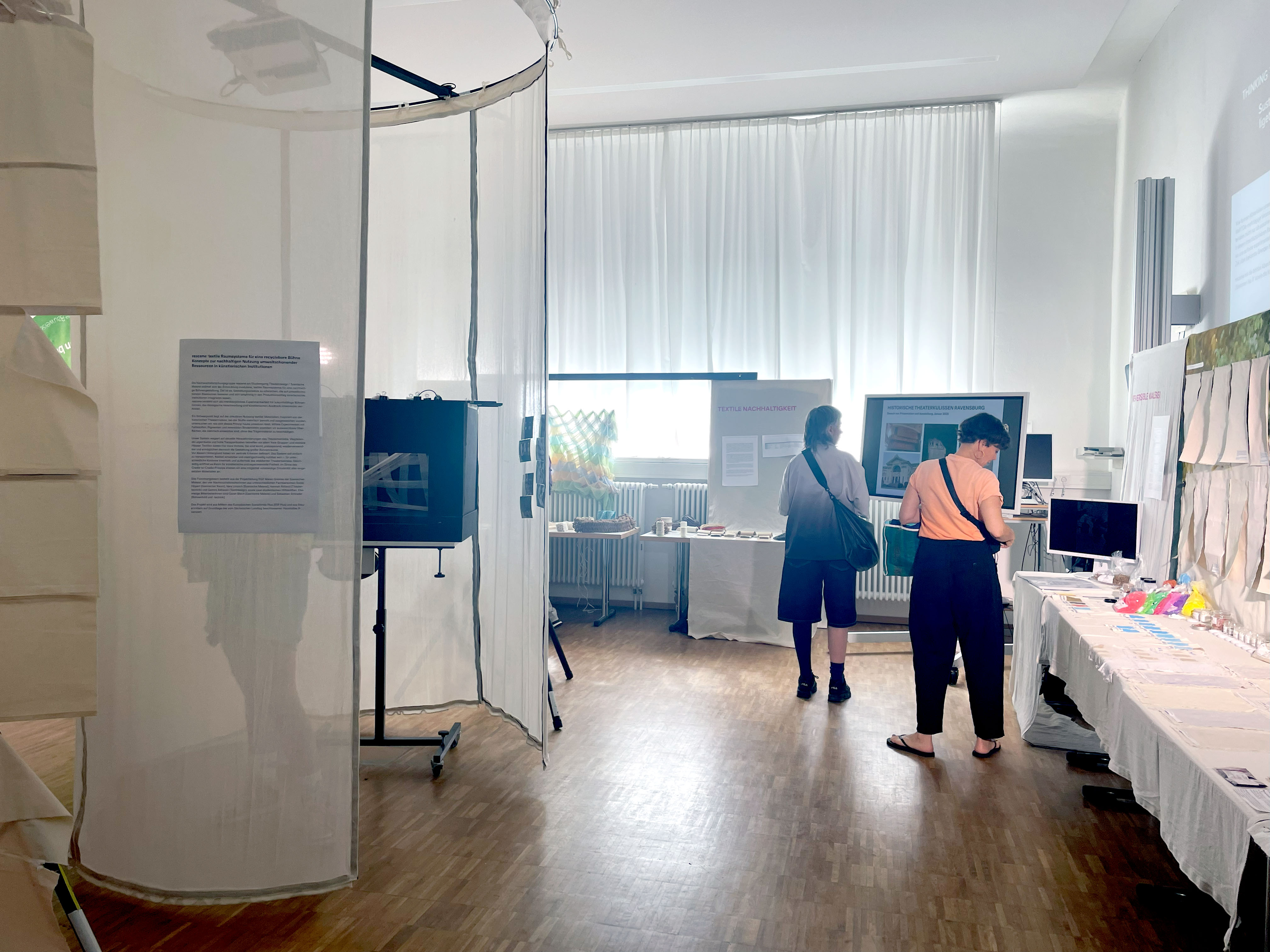 Gut besuchter Ausstellungsraum