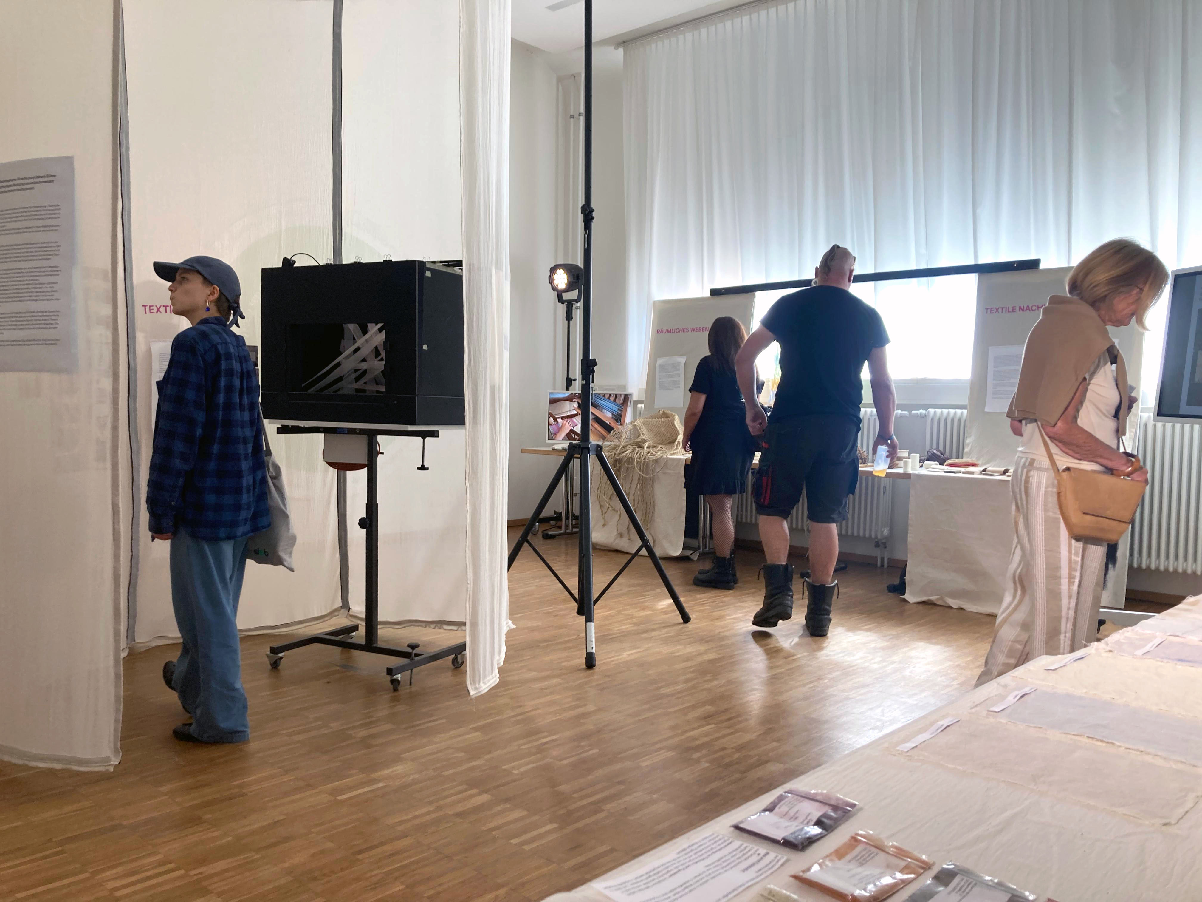 Ausstellungsraum mit Besucher:innen