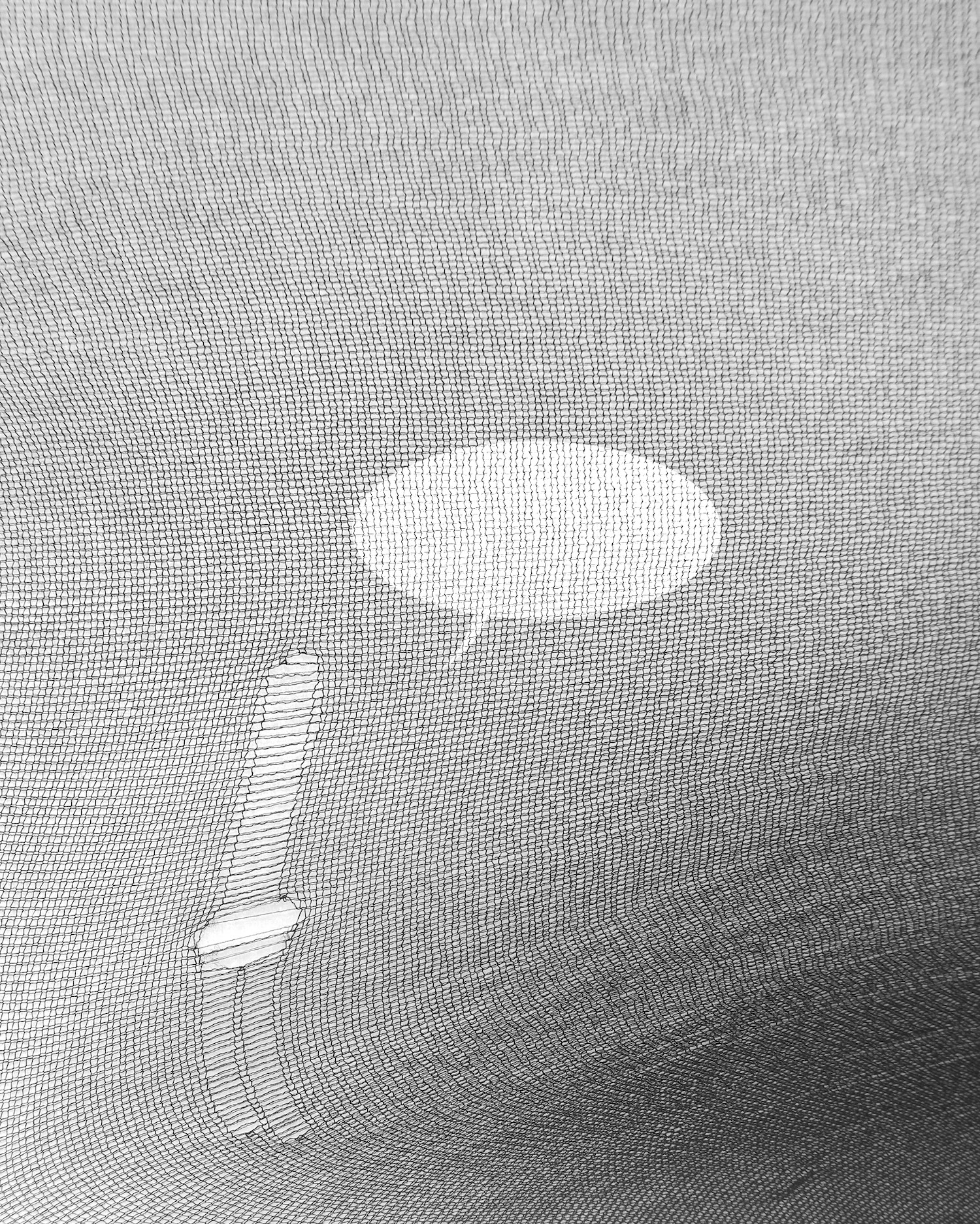 Laufmaschen Schwarz-weiß Bild eines Gewebes mit Laufmaschen.