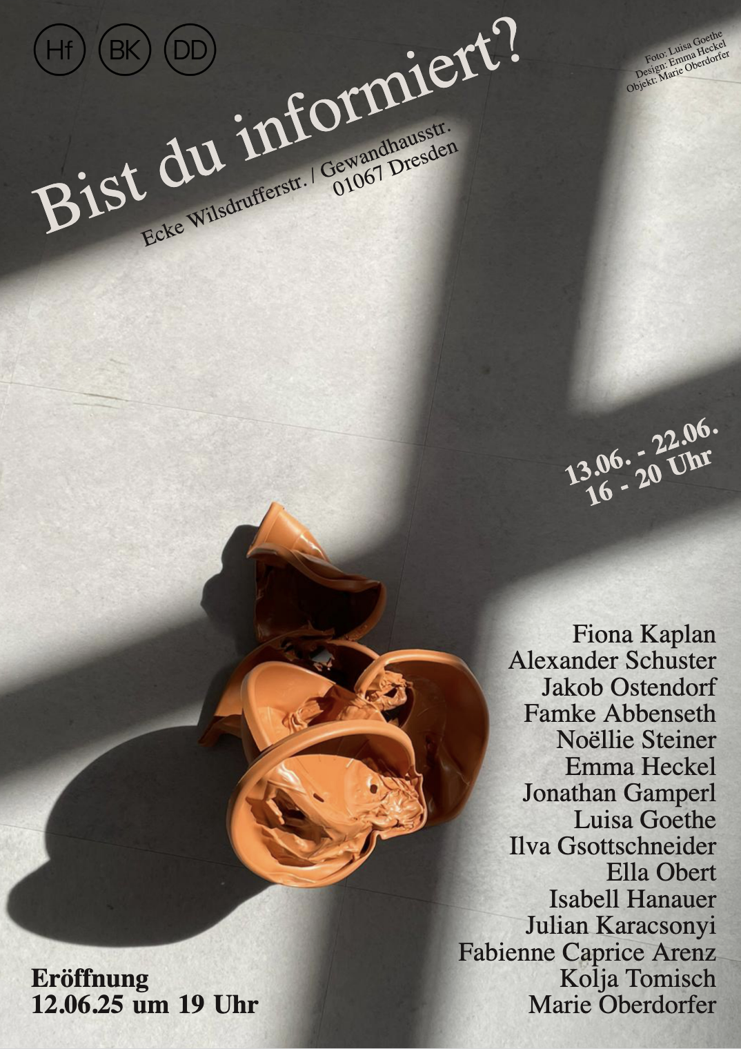 Plakat für eine Ausstellung, ein Objekt aus zerschmolzenen Plastikblumentöpfen auf dem Boden, Schattenwurf eines Fensters