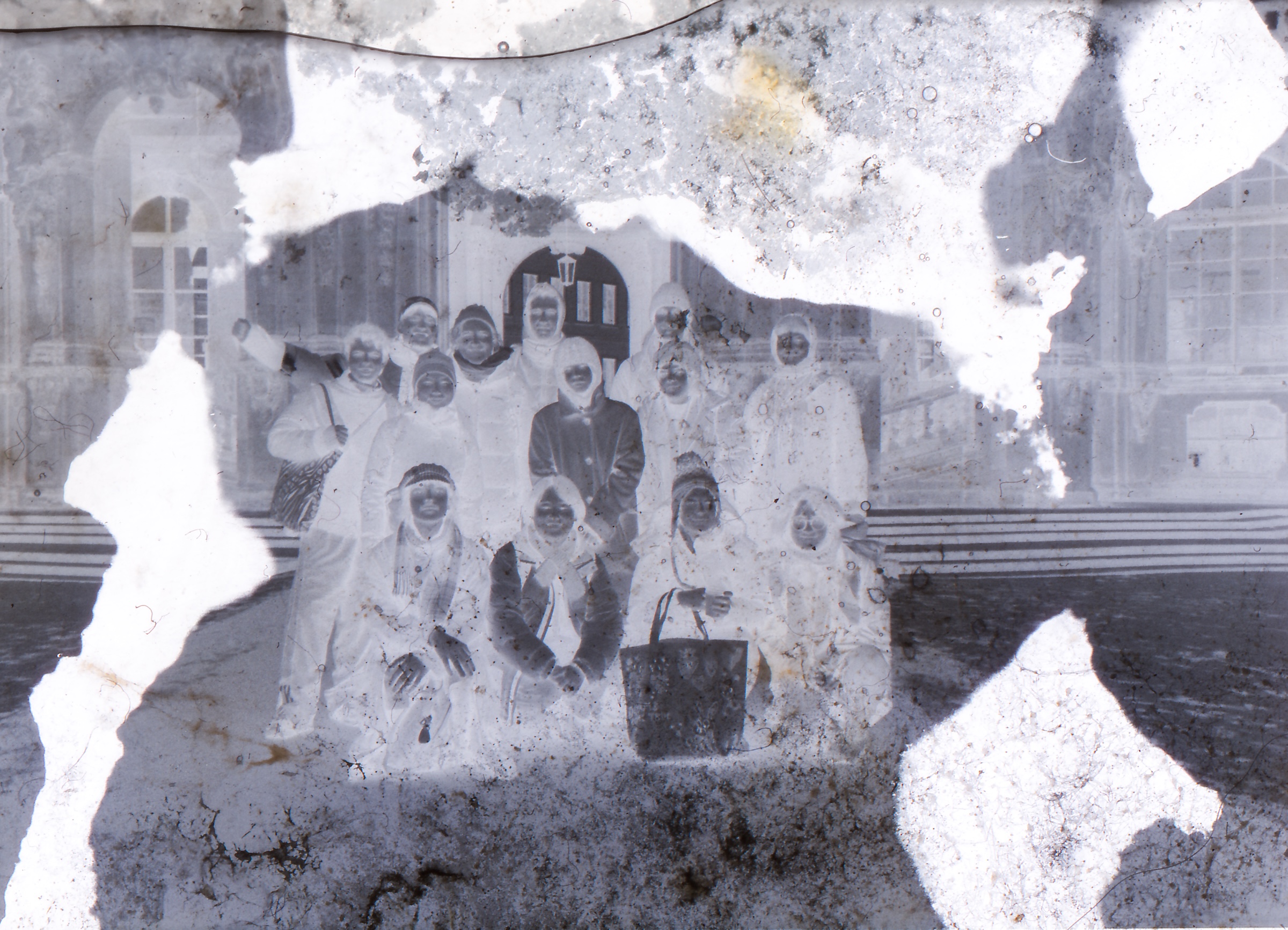 Negativabzug eines Gruppenfotos mit Fehlstellen und Wasserflecken Negativabzug eines Gruppenfotos mit Fehlstellen und Wasserflecken