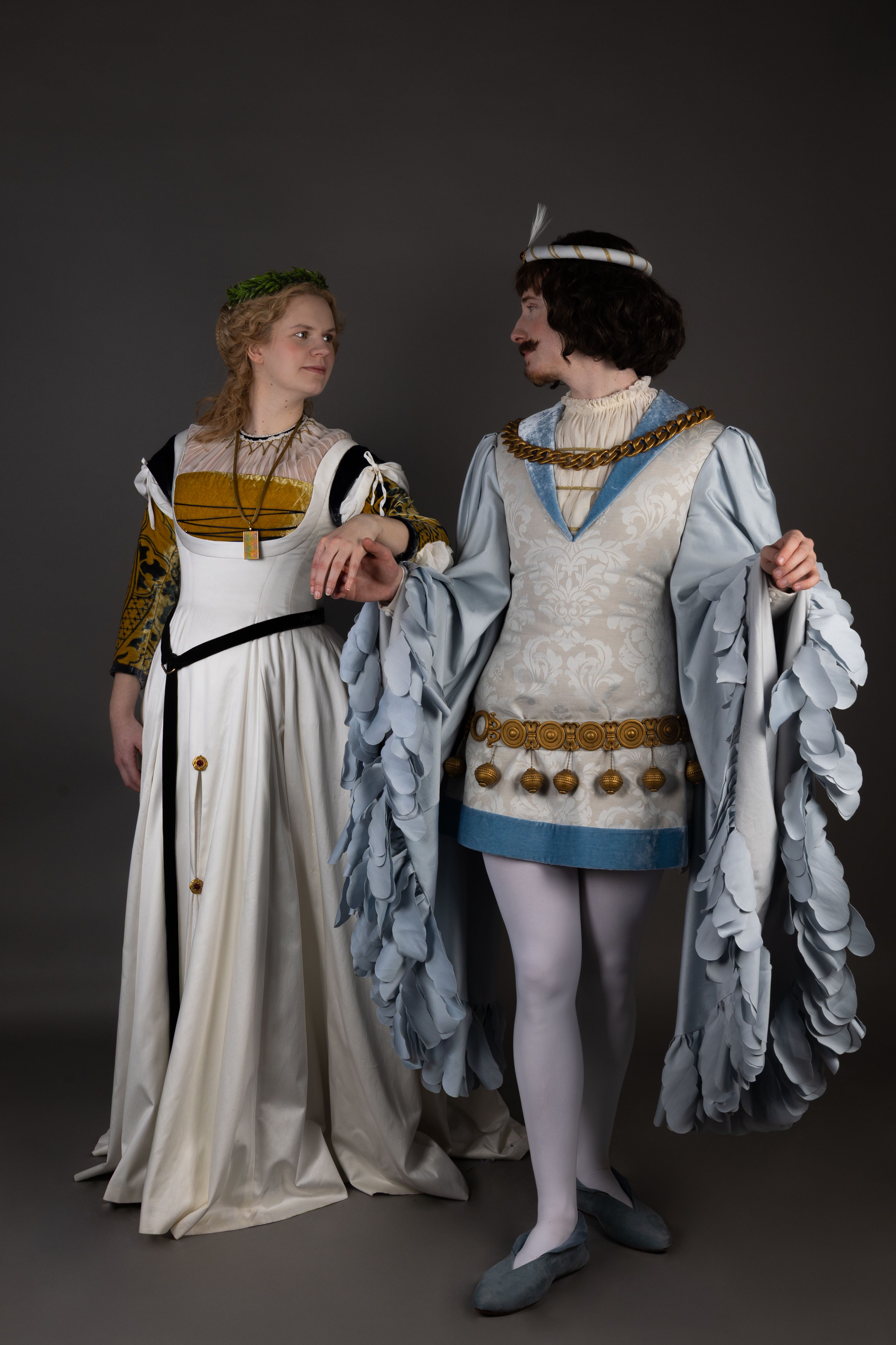 Zwei Personen in historischen Kostümen