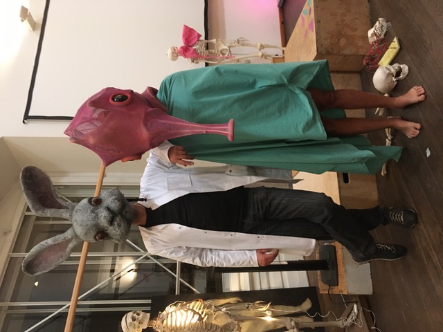 Portrait zweier maskierter Personen