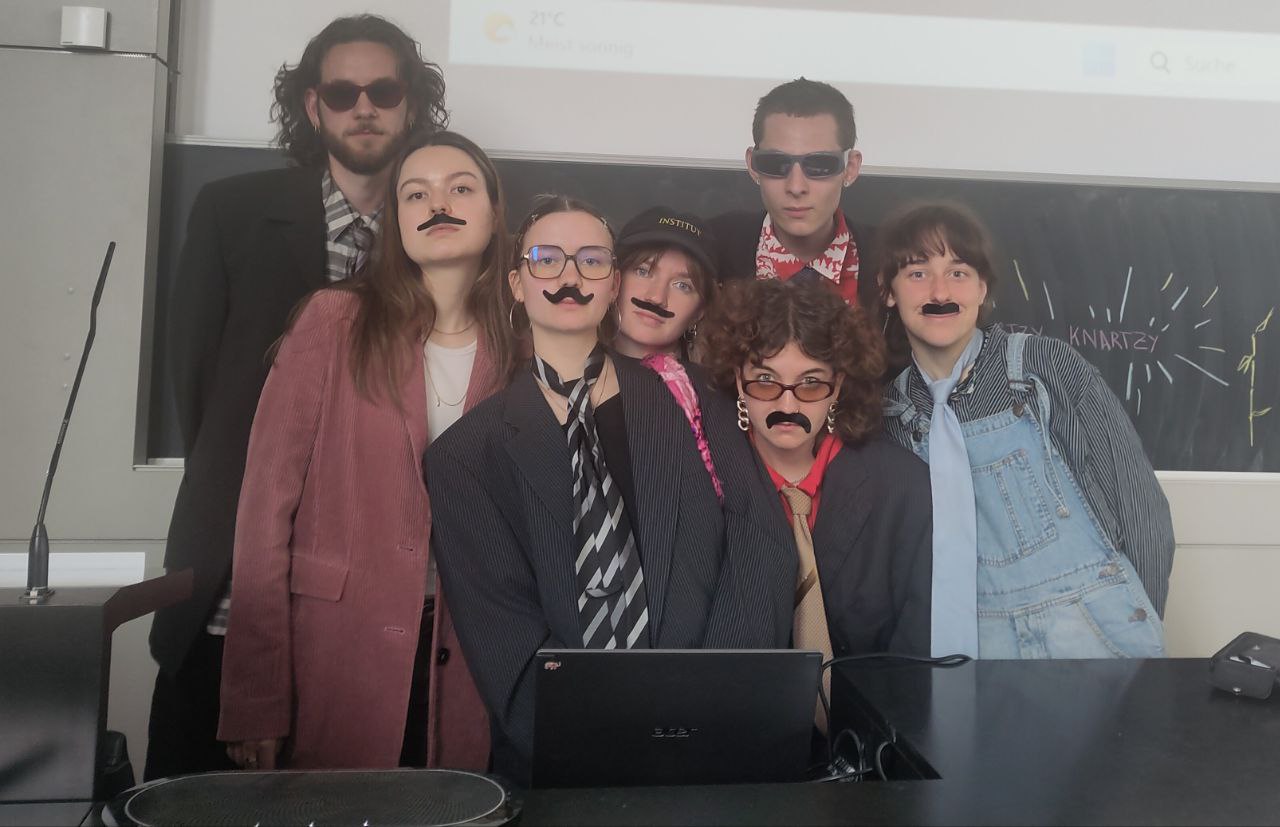 Gruppenfoto. Alle tragen falsche Bärte. Gruppenfoto. Alle tragen falsche Bärte.