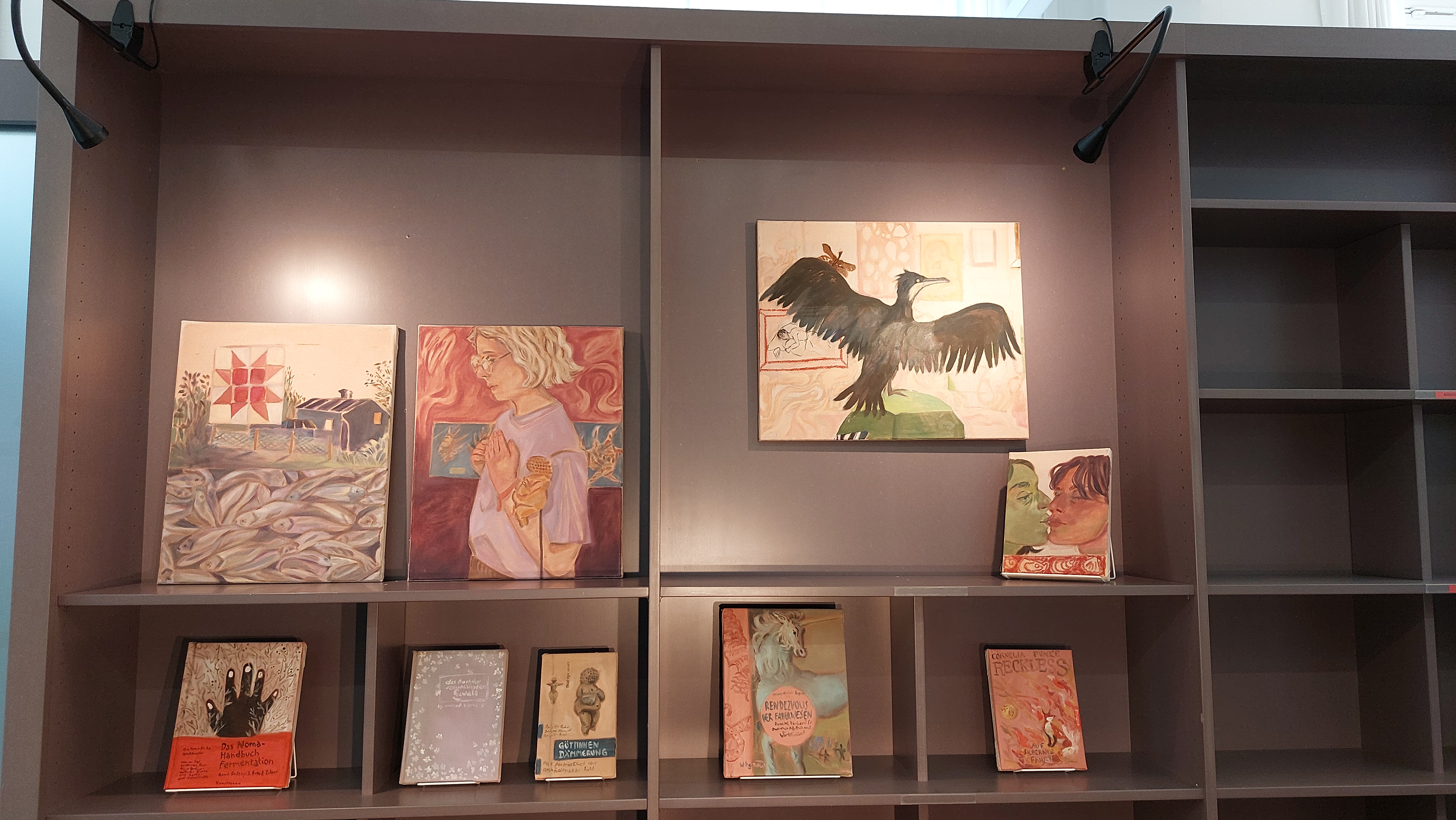 Malereien von Fabelwesen in einem Bibliotheksregal