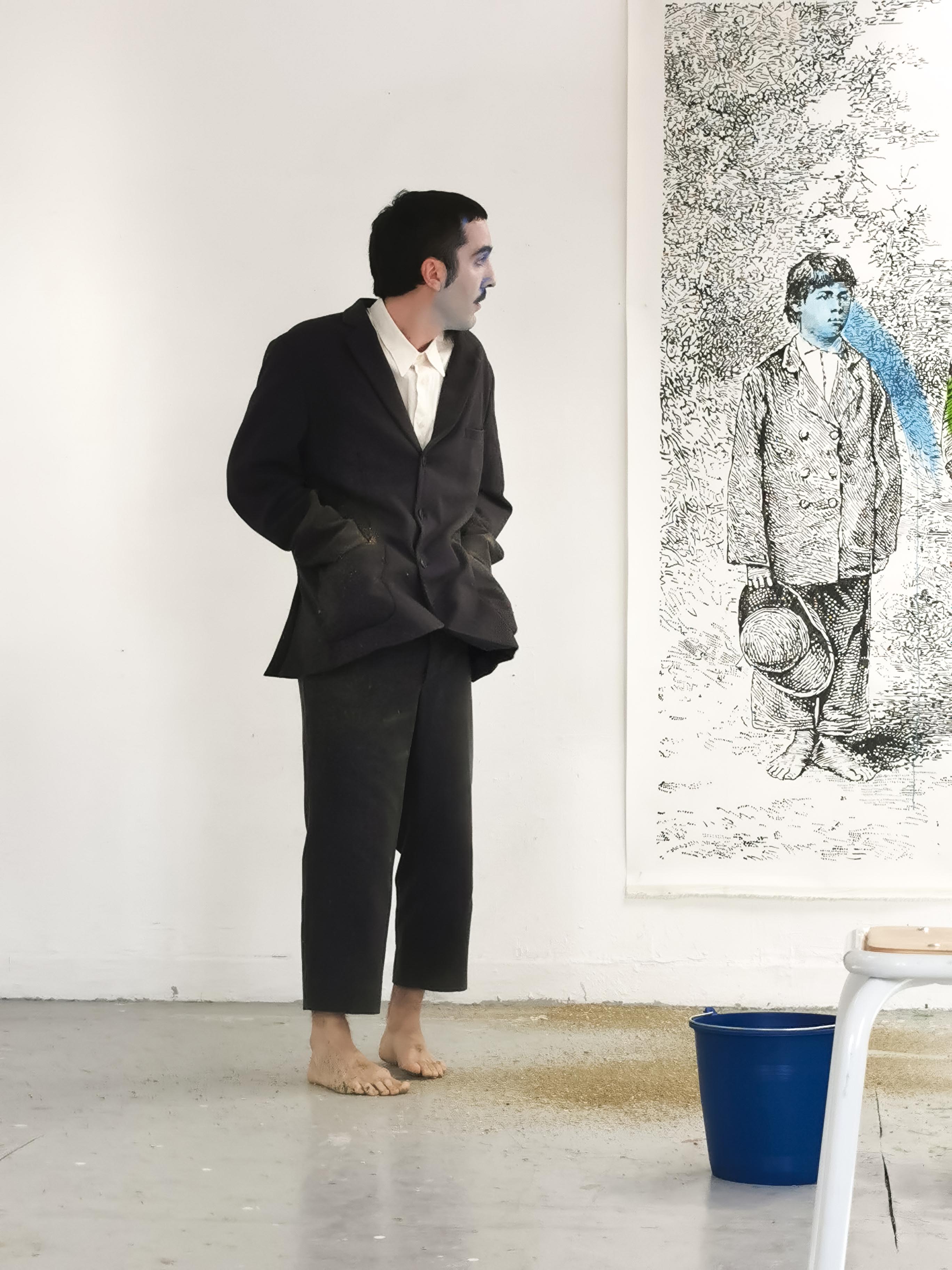 Performer in Anzug im Ausstellungsraum