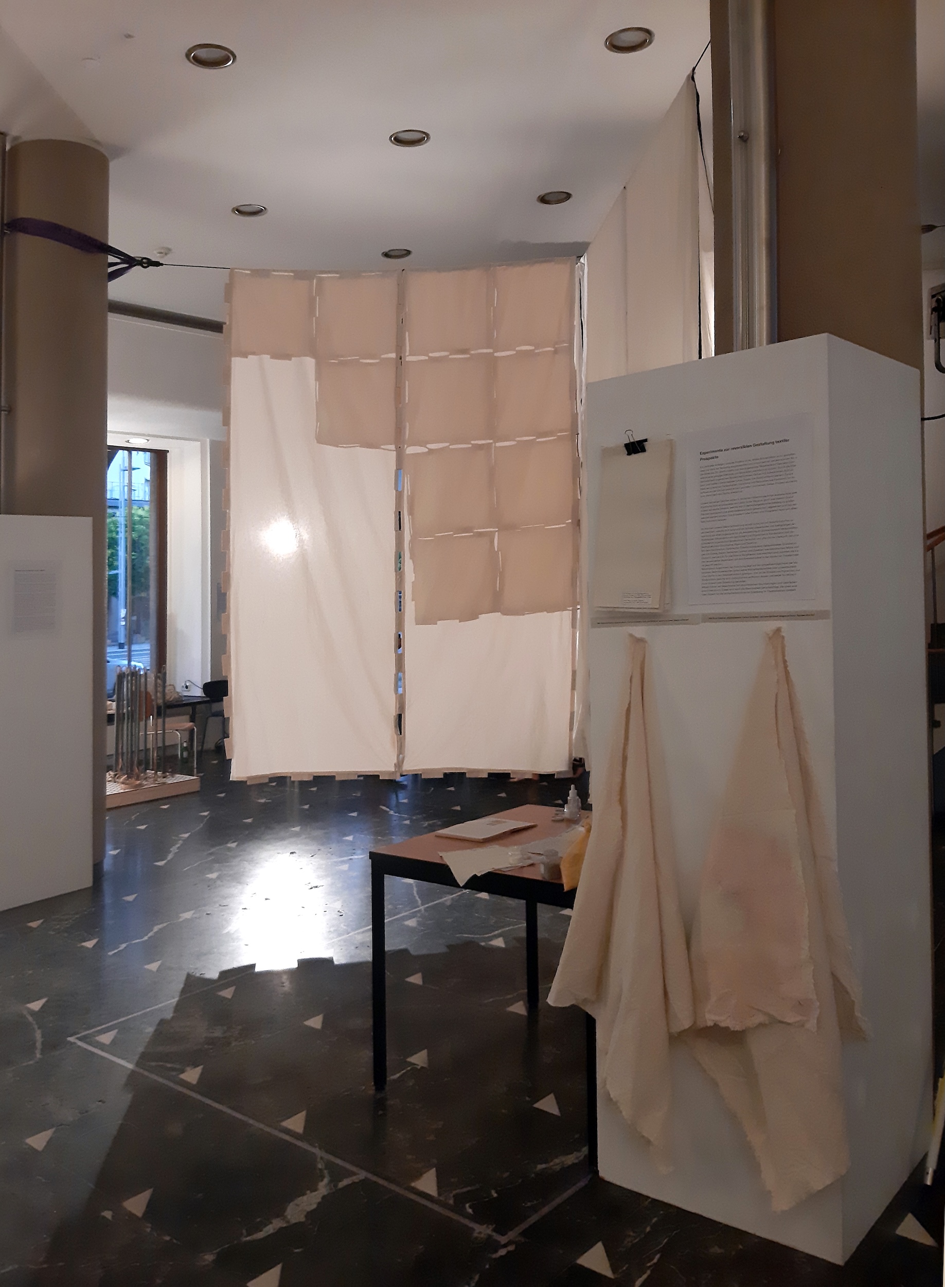Ausstellungsansicht, Stoffe und textile Installation