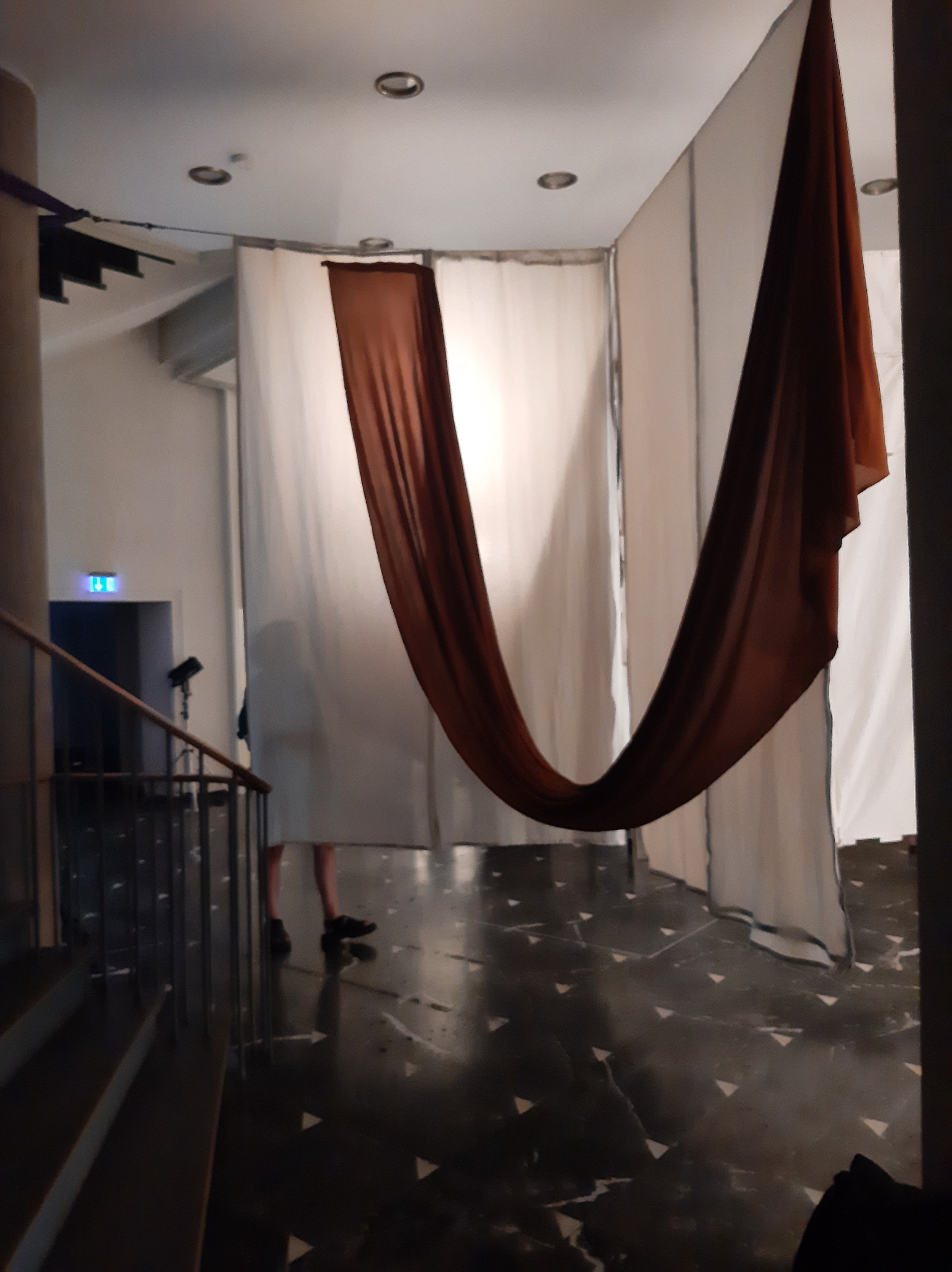Ausstellungsansicht, dramatische Beleuchtung