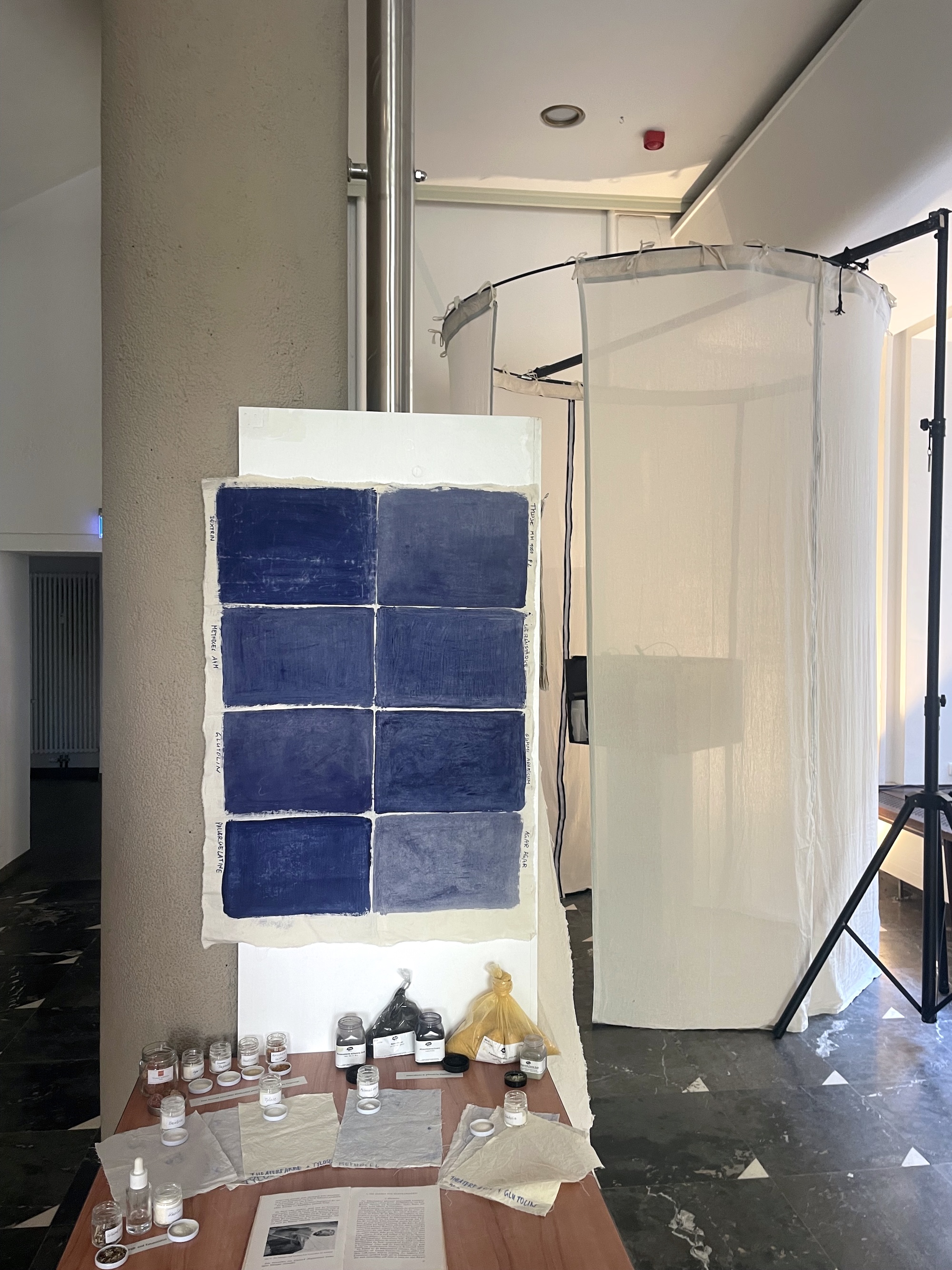 Ausstellungsansicht: Farbproben, Bühnenmodell