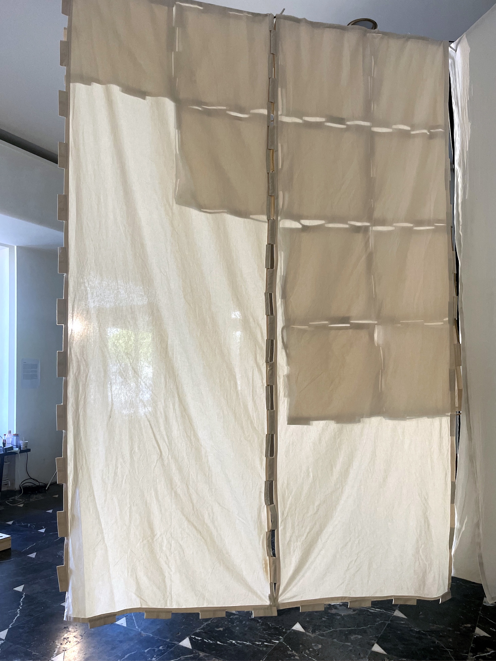 Semitransparentes Textil, im Raum hängend