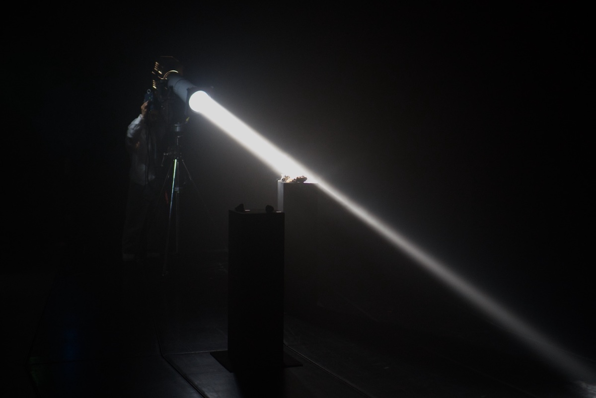 Spannungsvolles Licht, dunkler Bühnenraum
