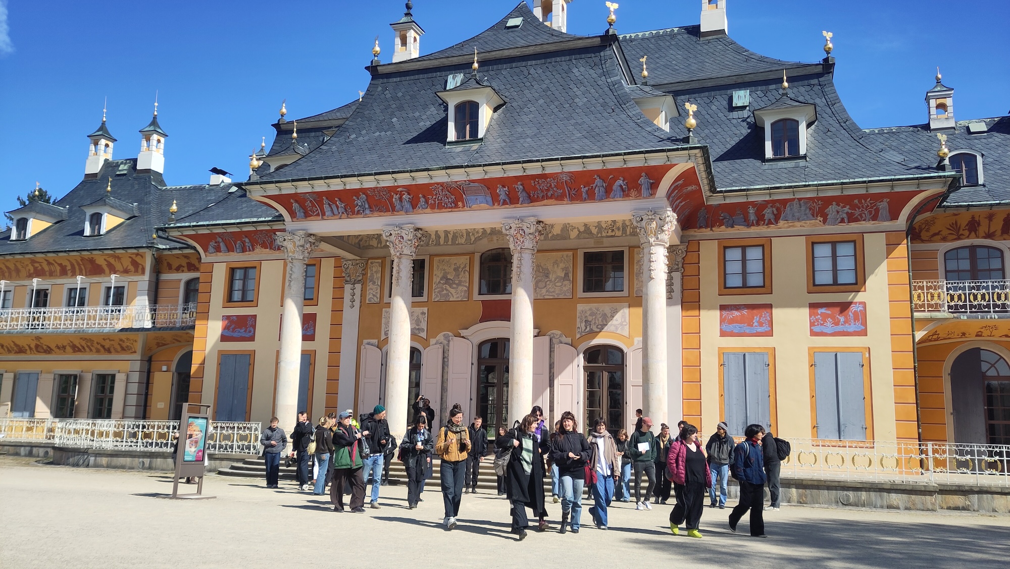 [Translate to Englisch:] Gruppenfoto vor historischem Gebäude