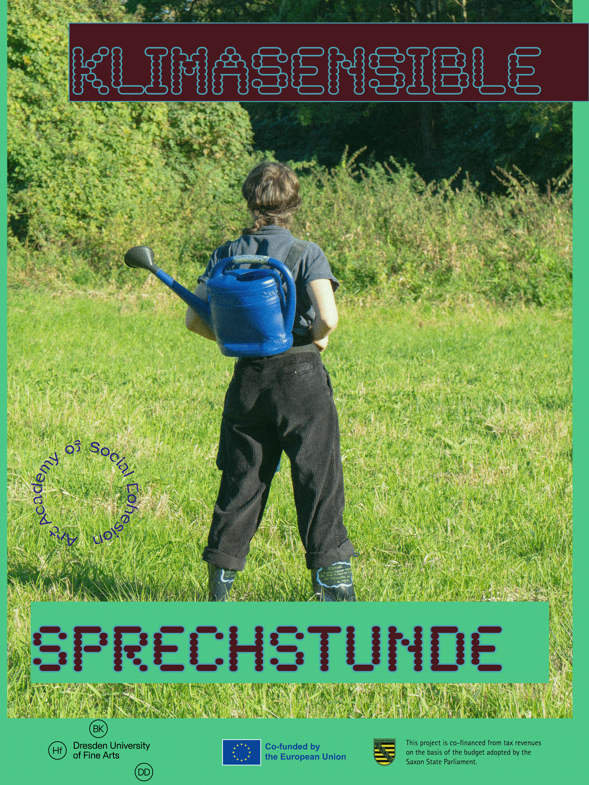 Poster mit Schrift. Eine Person trägt eine Gieskanne wie einen Rucksack. Sie steht auf einer Wiese. Sie ist von hinten zu sehen.