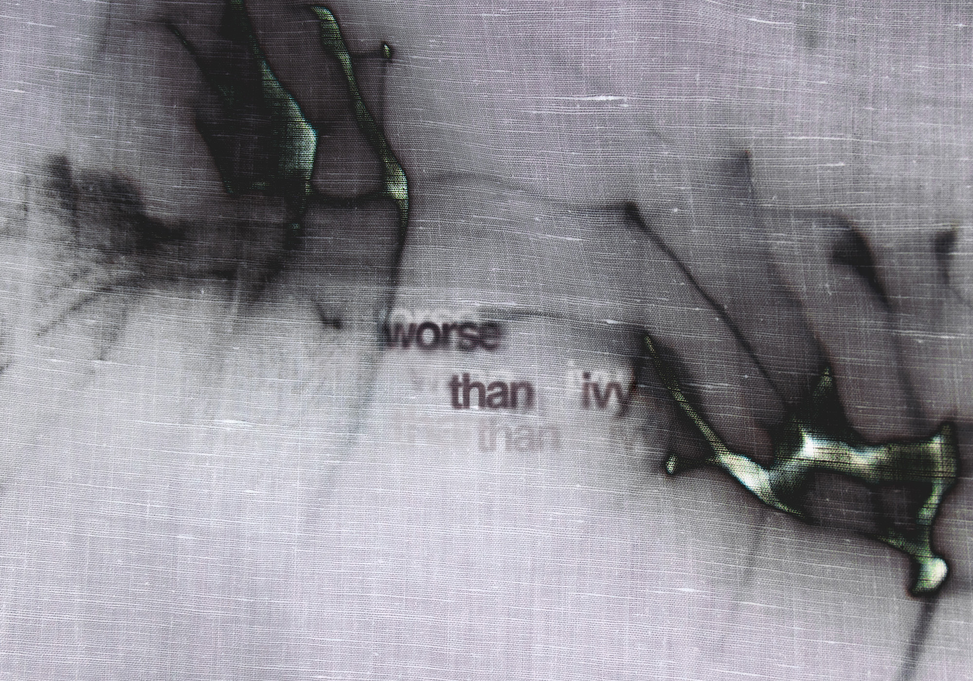Worse than Ivy verschwommenes schwarz-weiß Foto eines Stoffgewebes mit dem Titel der Ausstellung in der mitte