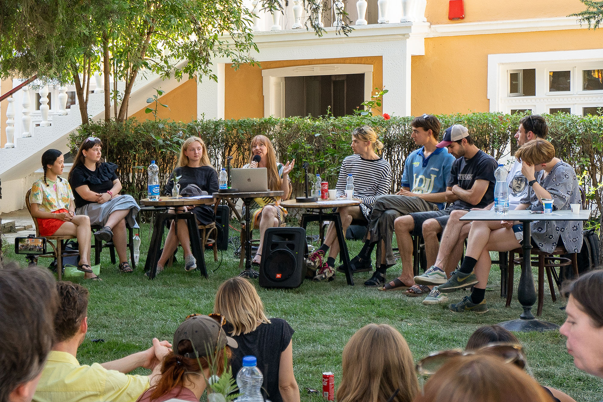 Studierende der HfBK Dresden bei einer Podiumsdiskussion bei der Manifesta in Prishtina.